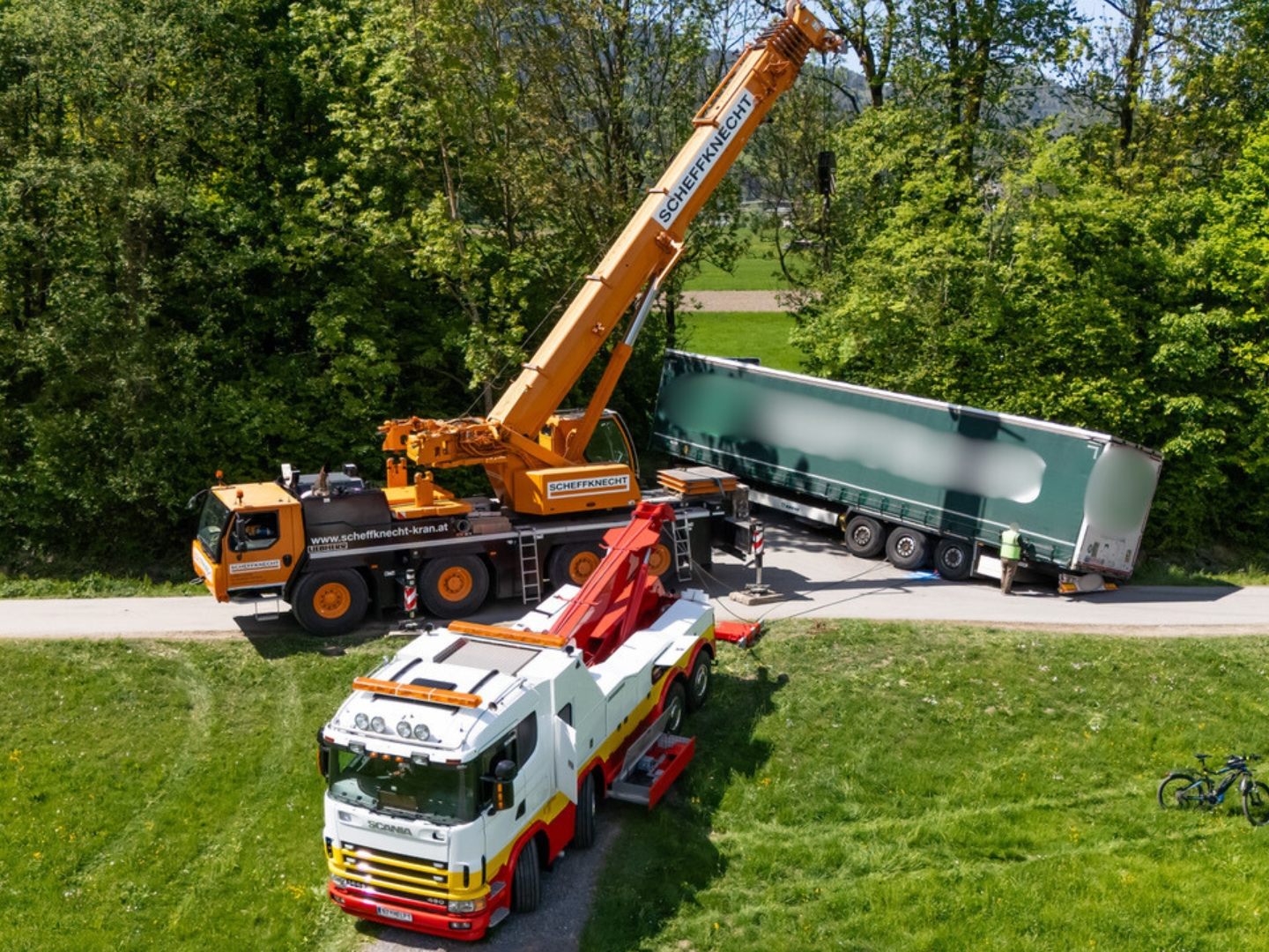 Aufwendige Lkw-Bergung in Bürs.