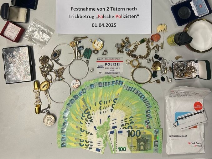 Die Polizei stellte bei den falschen Polizisten Diebesgut sicher. Die Polizei stellte bei den falschen Polizisten Diebesgut sicher.