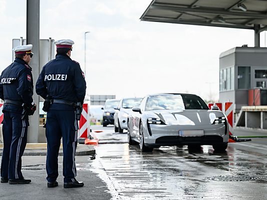 Die Grenzkontrollen wurden mittlerweile voll ausgerollt. Die Grenzkontrollen wurden mittlerweile voll ausgerollt.