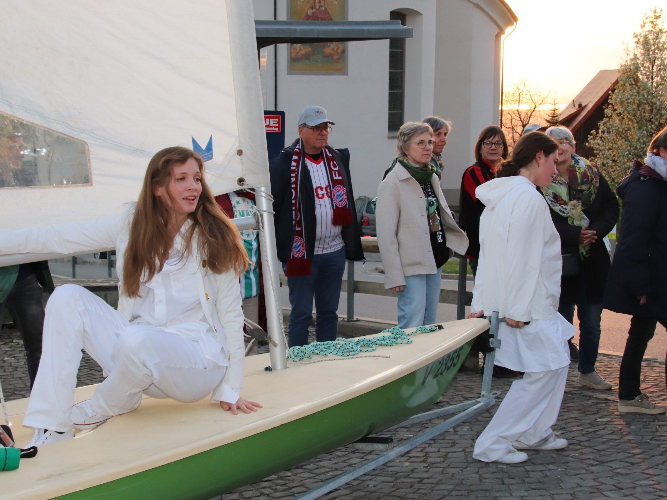 Die Darstellerinnen reisten mit dem Boot durchs Dorf.