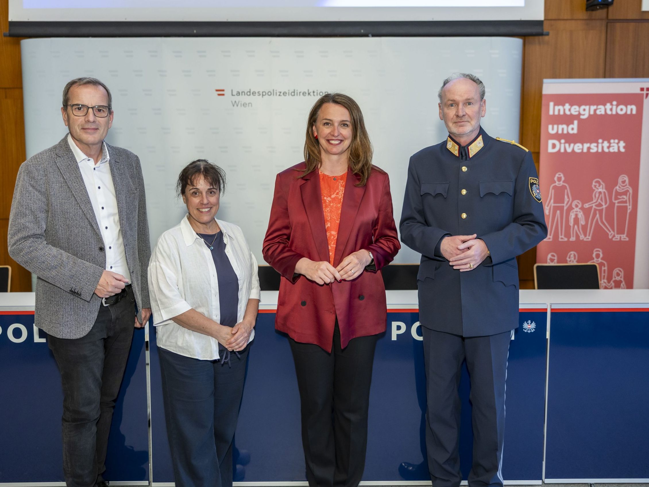 Christian Meidlinger (Vorstandsvorsitzender Wiener Arbeitnehmer*innen Förderungsfonds), Theodora Manolakos (Leiterin der Abteilung Integration und Diversität der Stadt Wien), Selma Arapović (Neos Wien Klubobfrau) und Generalmajor Karlheinz Dudek (Landespolizeidirektion Wien)