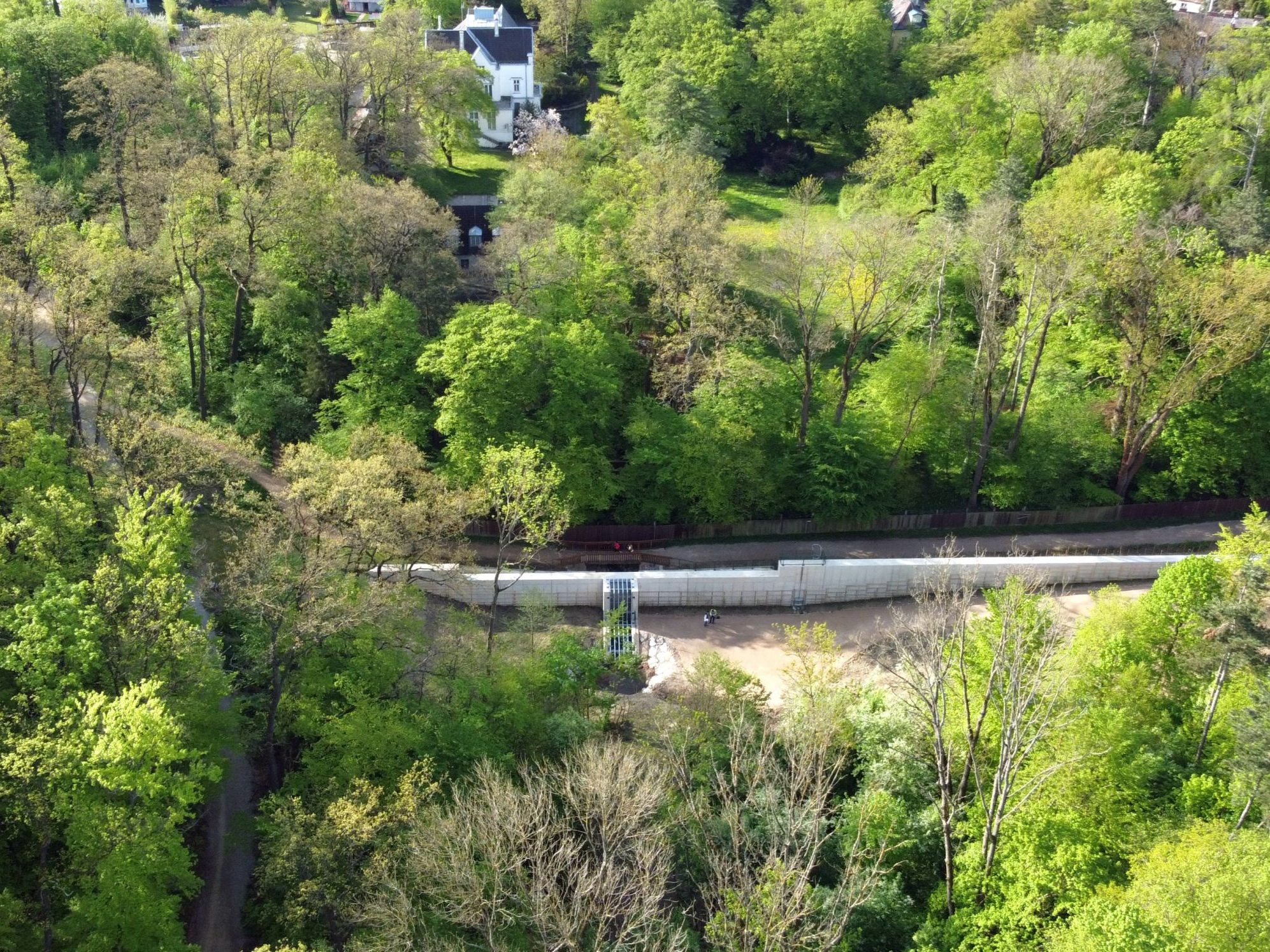 Rückhaltebecken beim Wiener Kräuterbach vorhanden.
