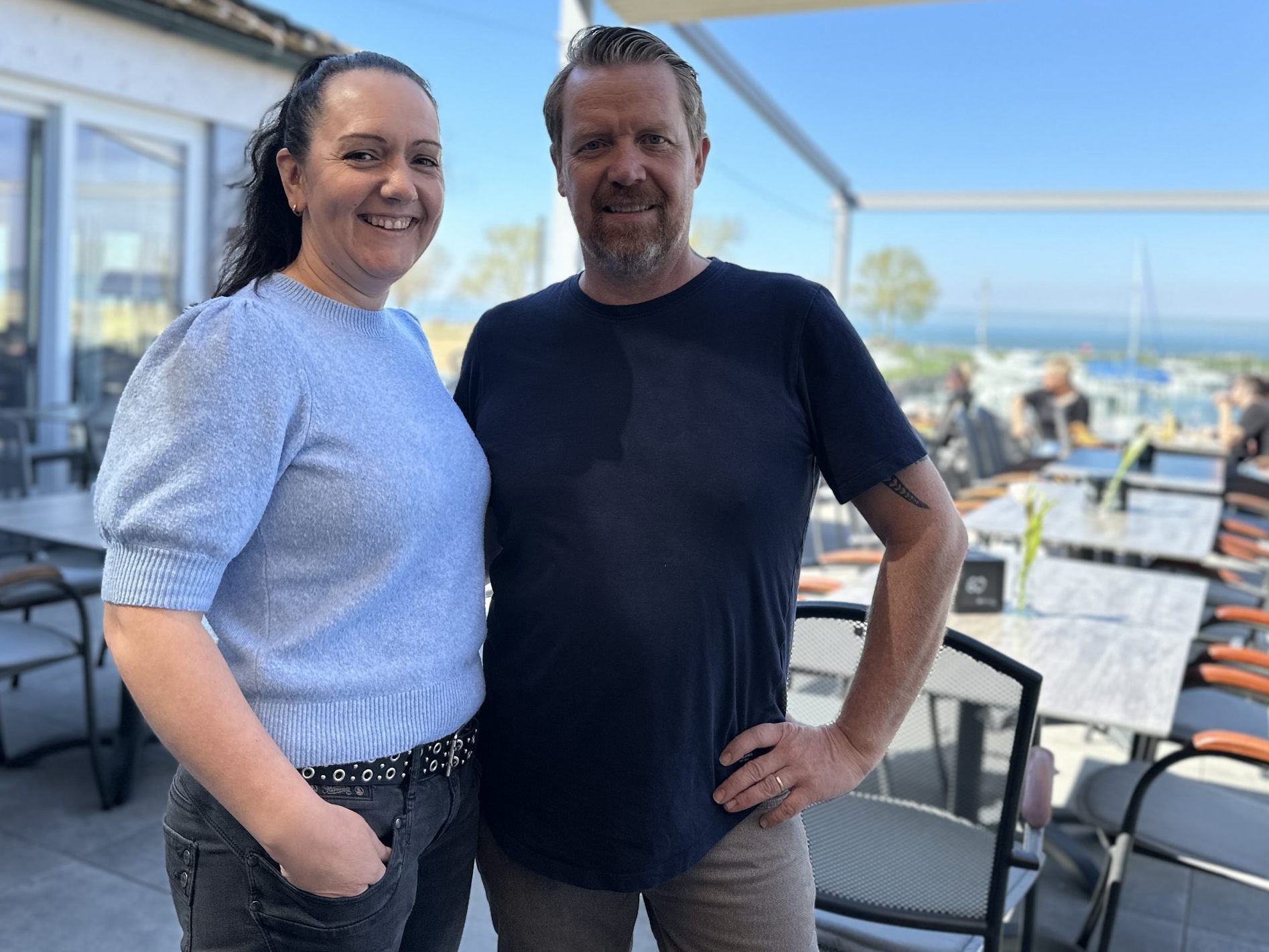 Annette und Nik auf der Terrasse ihres neuen Lokals.