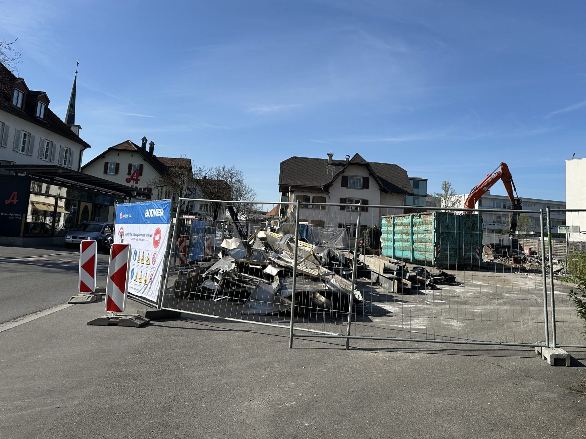 Die alte Tankstelle ist Geschichte. Die alte Tankstelle ist Geschichte.