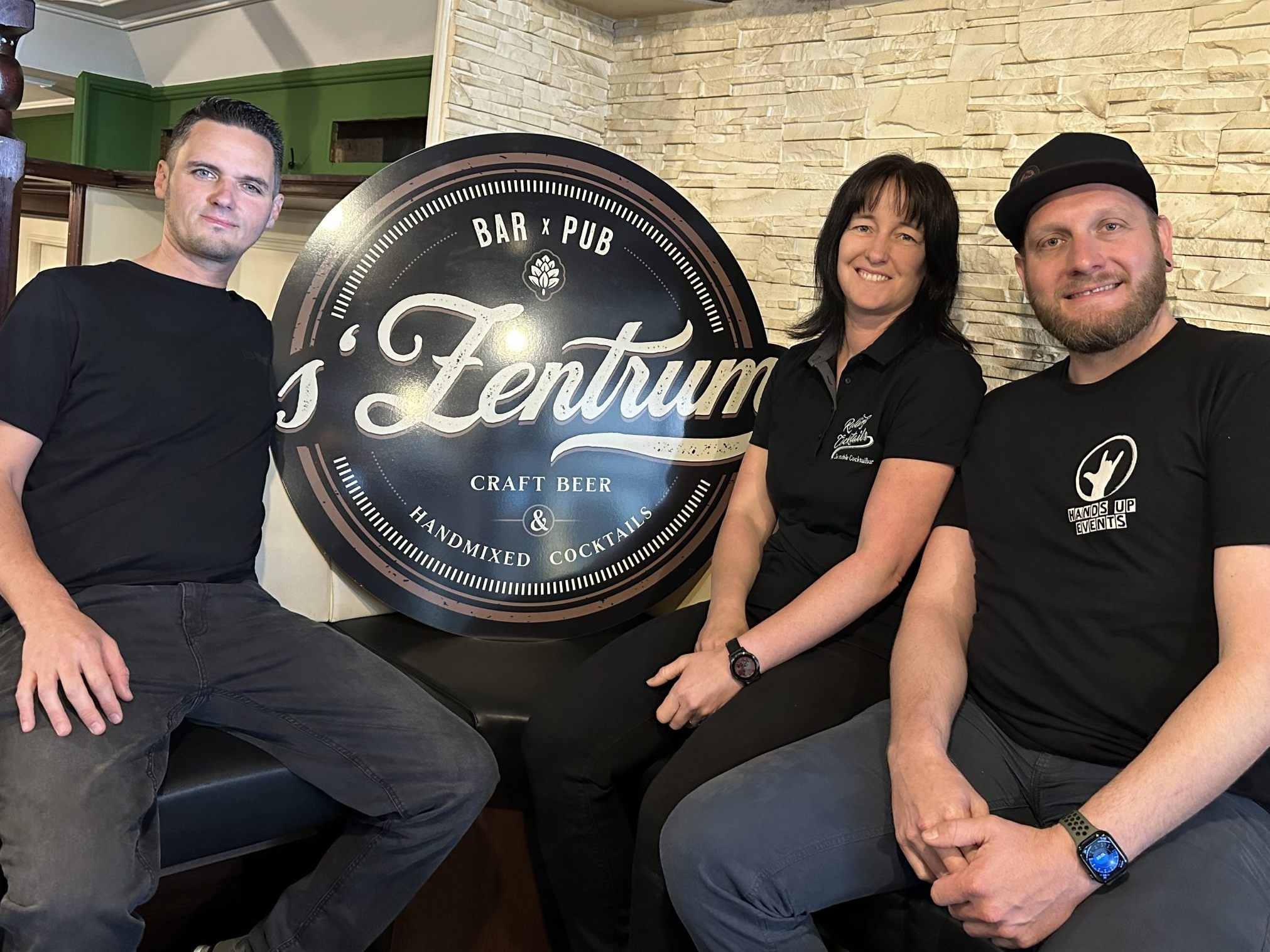 Die Neueröffnung steht an. Manuel, Melanie und Stefan mit dem neuen Logo. Die Neueröffnung steht an. Manuel, Melanie und Stefan mit dem neuen Logo.