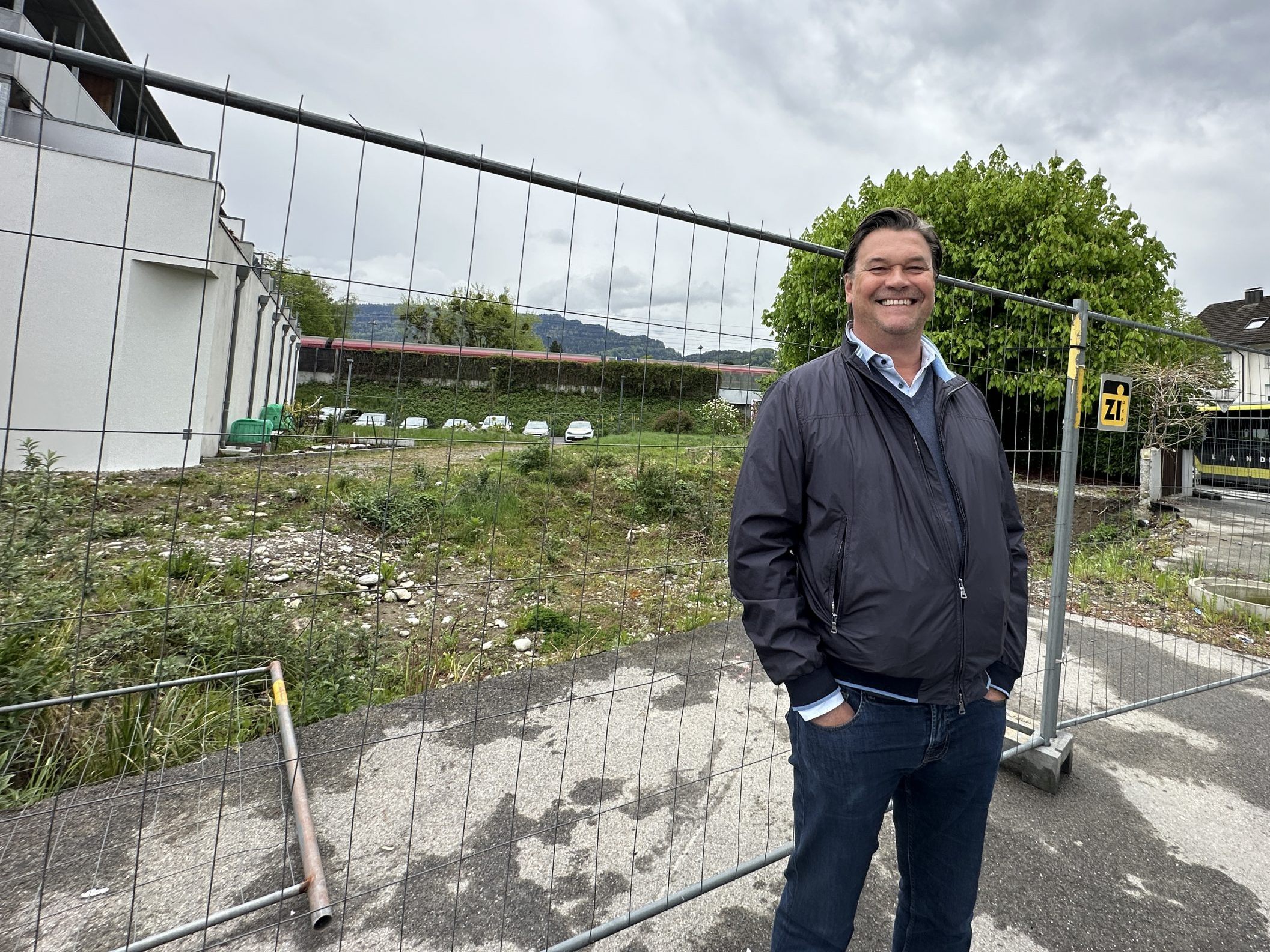 Mario Kmenta beim Grundstück des ehemaligen Gasthauses. Hier soll Neues entstehen. Mario Kmenta beim Grundstück des ehemaligen Gasthauses. Hier soll Neues entstehen.