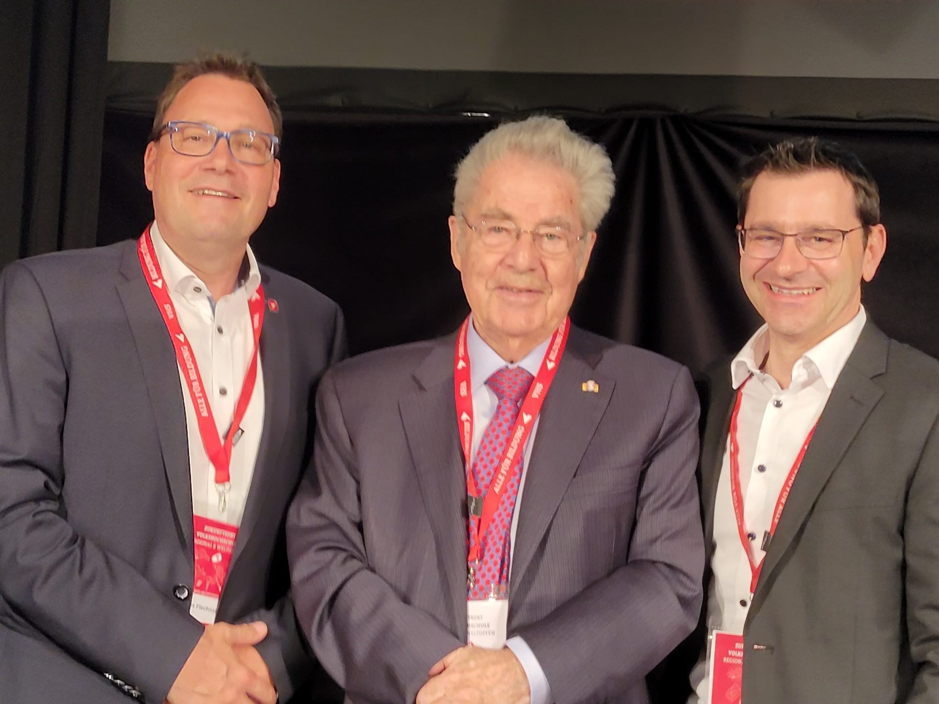 VÖV Präsident Dr. Heinz Fischer mit den Vorarlberger Volkshochschulleitern Mag. Stefan Fischnaller (links) und Dr. Michael Grabher (rechts) anlässlich der Generalversammlung 2025 VÖV Präsident Dr. Heinz Fischer mit den Vorarlberger Volkshochschulleitern Mag. Stefan Fischnaller (links) und Dr. Michael Grabher (rechts) anlässlich der Generalversammlung 2025