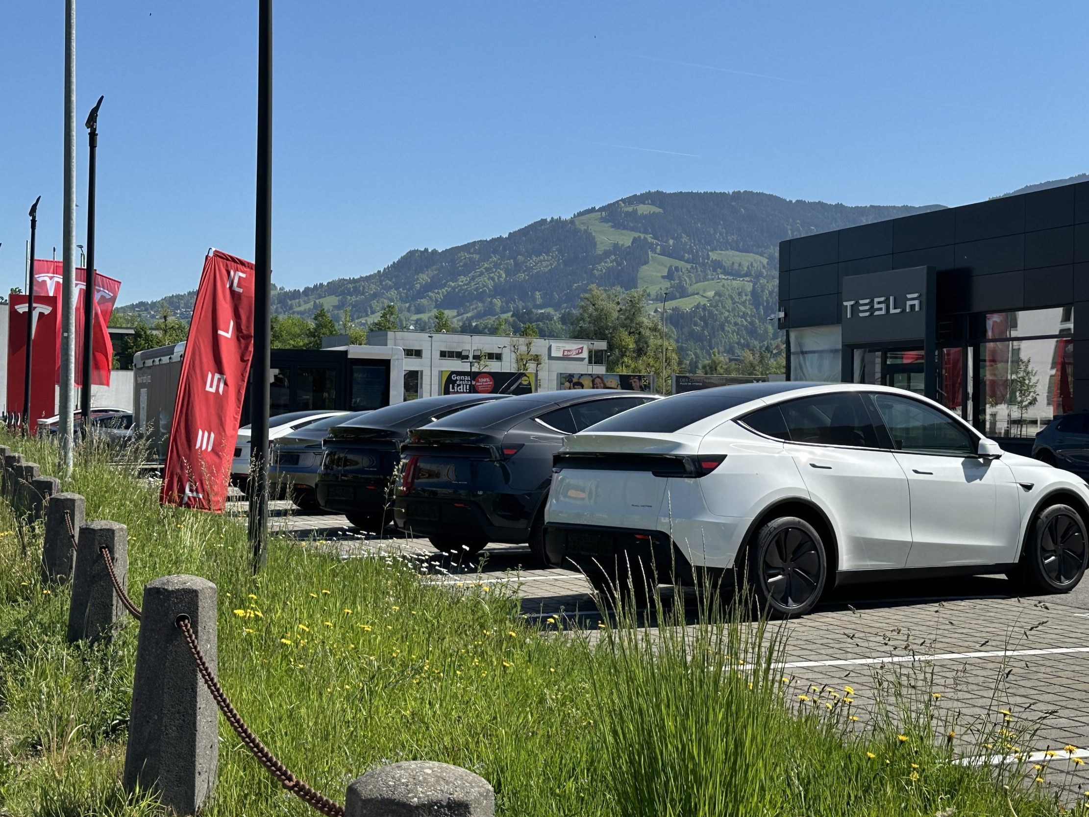 Tesla ist in Dornbirn eingezogen. Das bestehende Autohaus wird umgestaltet.