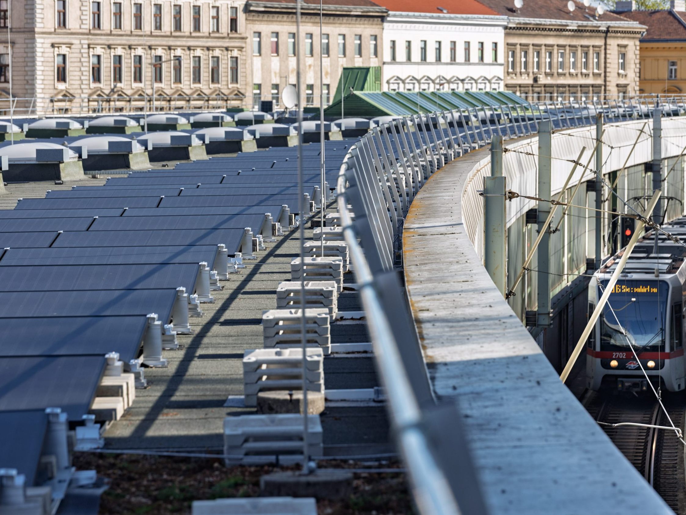 20 Photovoltaik-Anlagen sind auf den Öffi-Dächern in Wien in Betrieb. 20 Photovoltaik-Anlagen sind auf den Öffi-Dächern in Wien in Betrieb.
