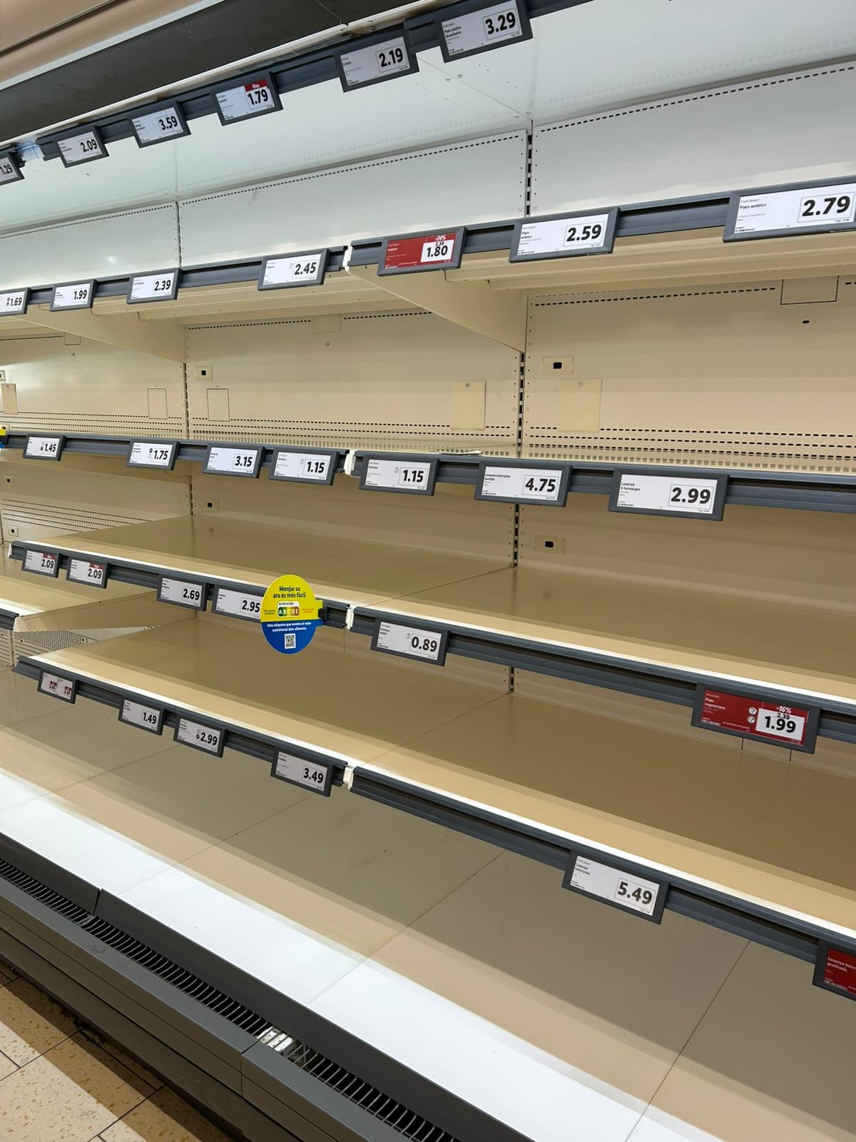 Leere Regale in einem Supermarkt in Spanien - einen Tag nach dem Blackout. Leere Regale in einem Supermarkt in Spanien - einen Tag nach dem Blackout.