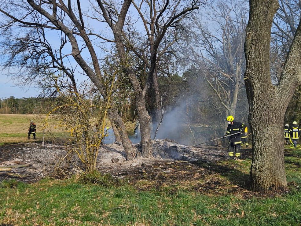 58 Helfer von fünf Feuerwehren standen im Löscheinsatz. 58 Helfer von fünf Feuerwehren standen im Löscheinsatz.