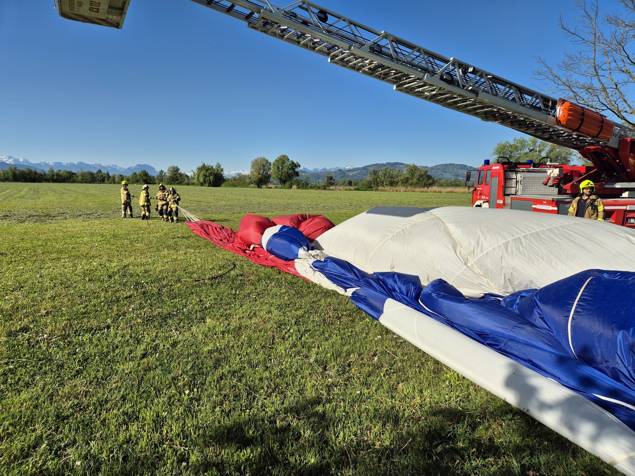 Ungewöhnlicher Einsatz für die Feuerwehr Hard. Ungewöhnlicher Einsatz für die Feuerwehr Hard.