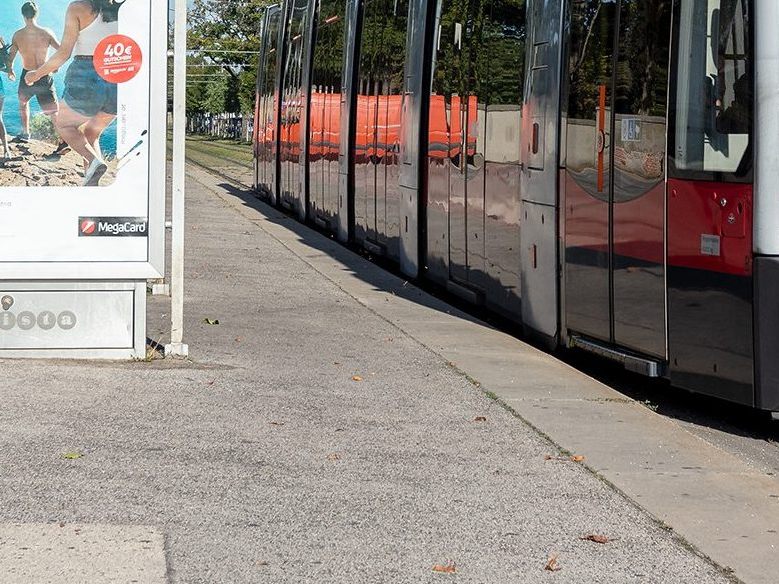 Der 15-Jährige wurde bei der Kollision mit der Wiener Bim verletzt. Der 15-Jährige wurde bei der Kollision mit der Wiener Bim verletzt.