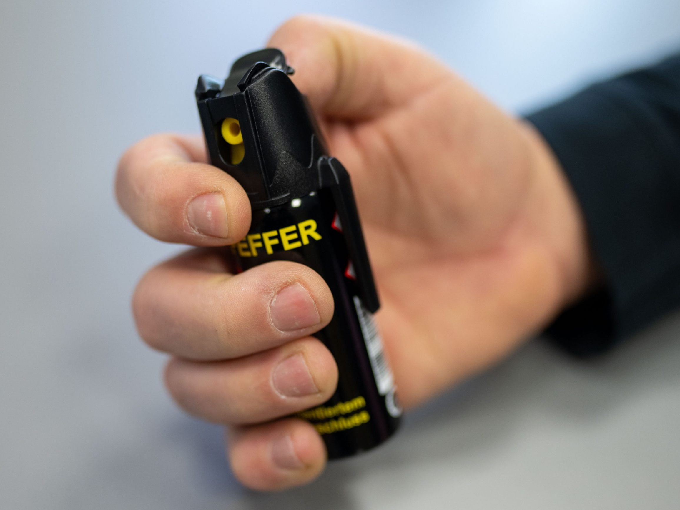 Die Polizei musste Pfefferspray einsetzen, um den aggressiven Mann festnehmen zu können.
