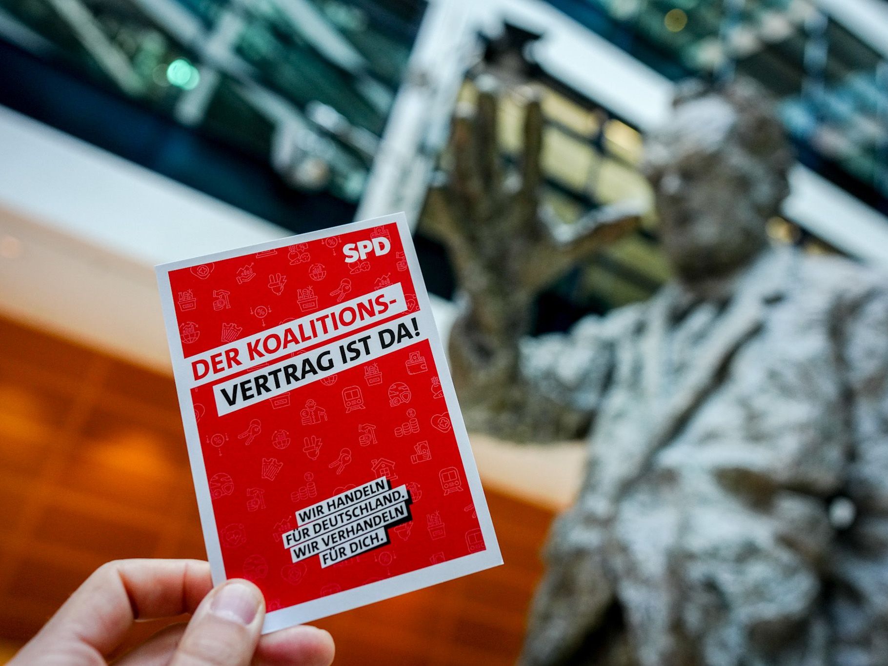 Nach CSU und CDU haben die Mitglieder der SPD dem Vertrag über die Bildung einer schwarz-roten Regierungskoalition in Deutschland zugestimmt. Nach CSU und CDU haben die Mitglieder der SPD dem Vertrag über die Bildung einer schwarz-roten Regierungskoalition in Deutschland zugestimmt.