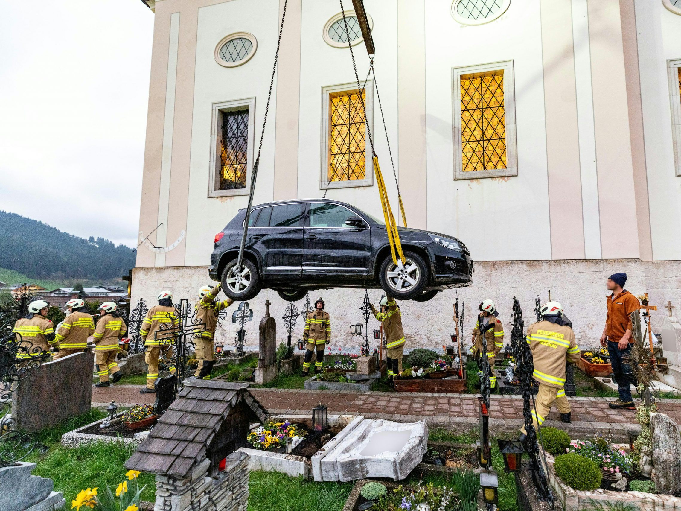 Der Wagen musste mittels Autokran geborgen werden. Der Wagen musste mittels Autokran geborgen werden.