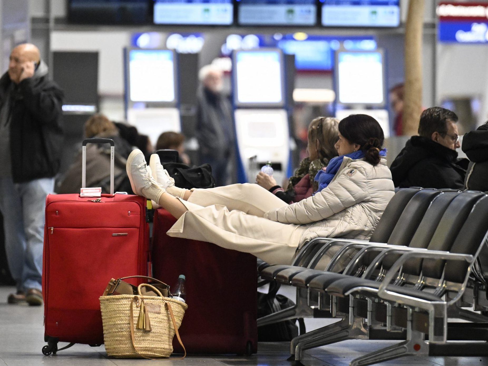 Die Gewerkschaft warnt vor Flugverspätungen in den Sommermonaten. Die Gewerkschaft warnt vor Flugverspätungen in den Sommermonaten.