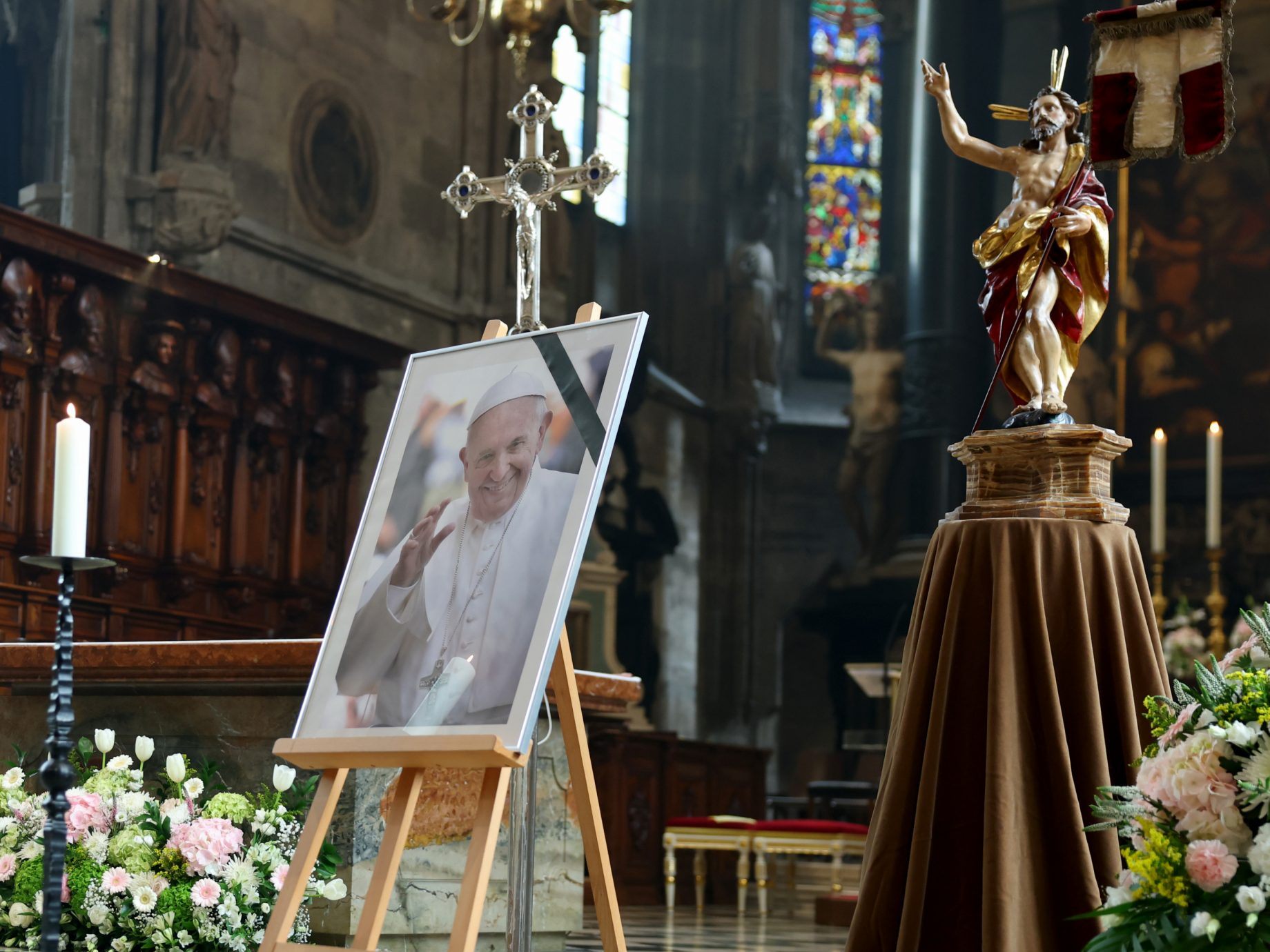 Ein Bild von Papst Franziskus im Wiener Stephansdom.