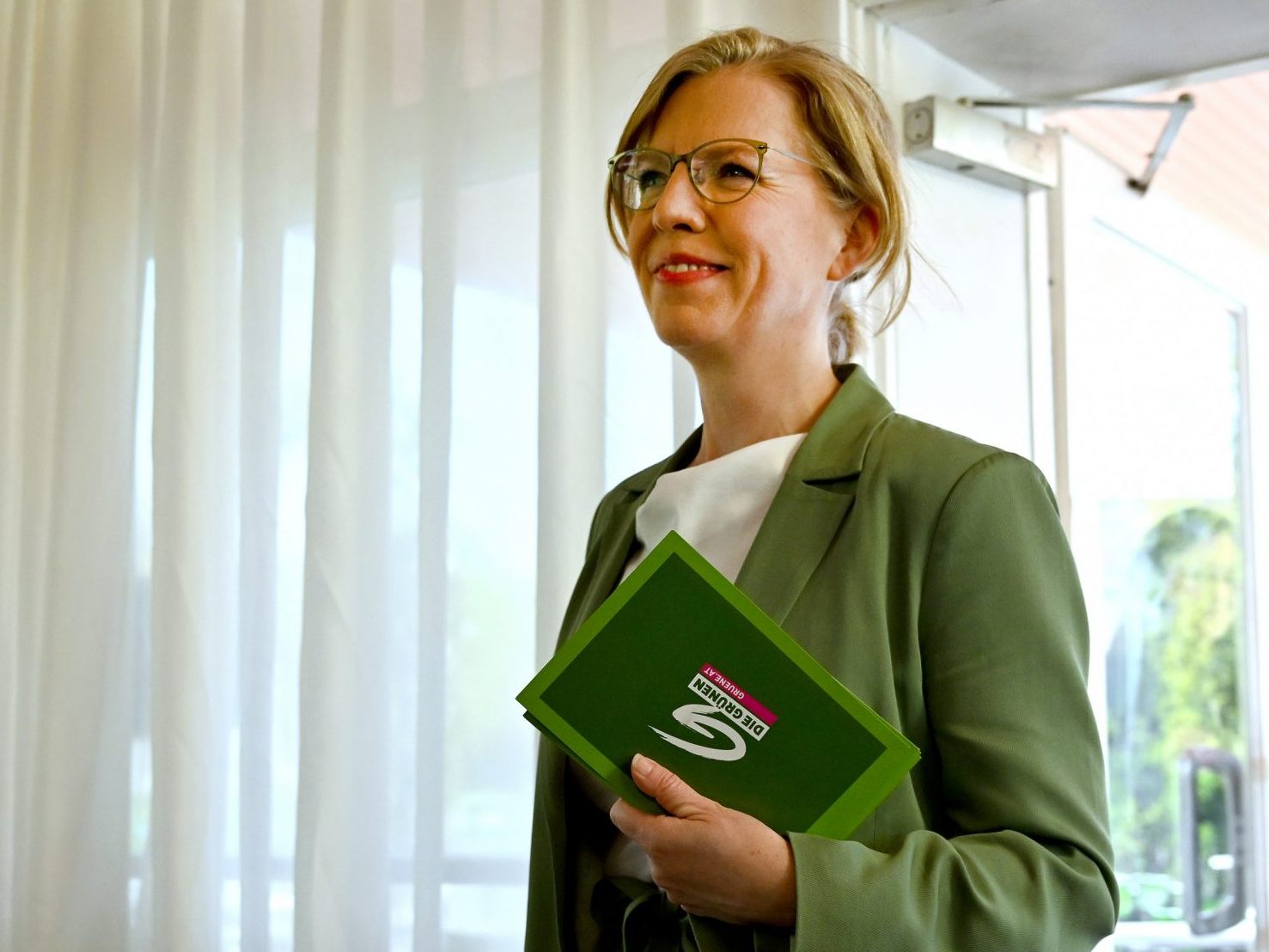 Leonore Gewessler bei der PK zu ihrer Bewerbung als Bundessprecherin der Grünen.