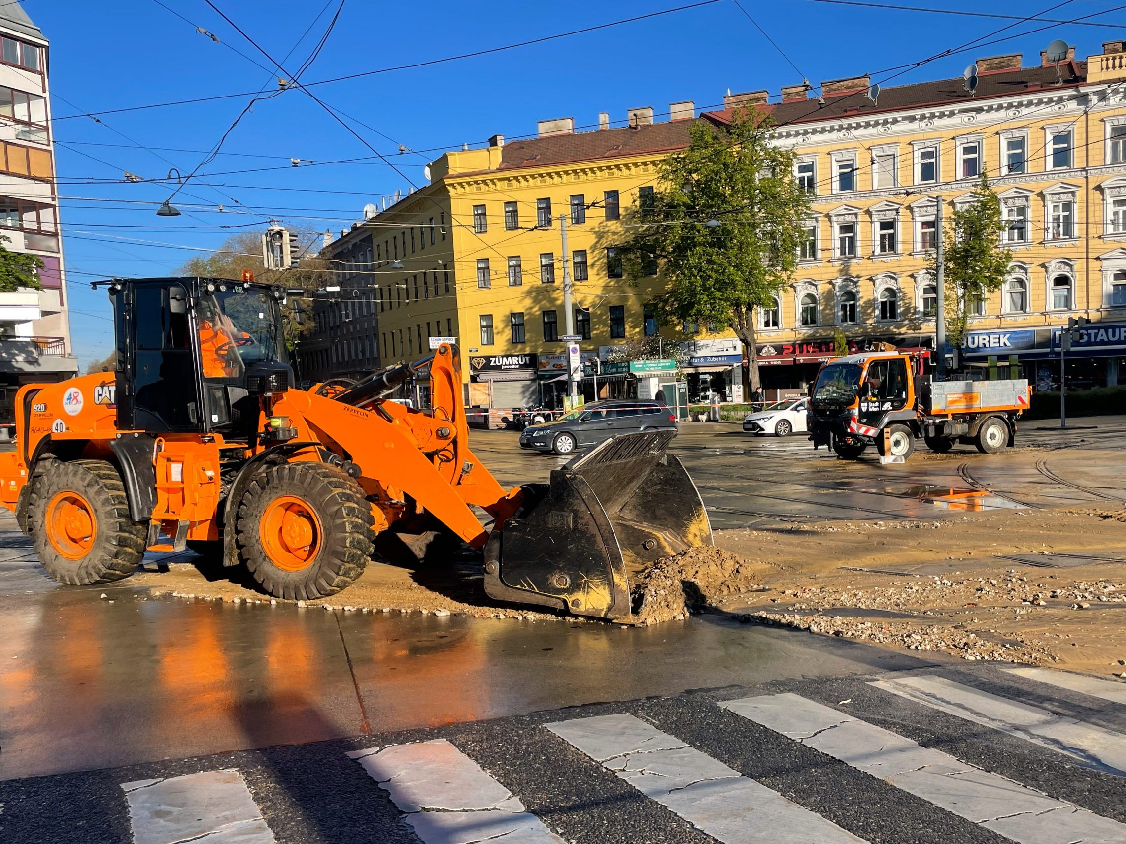 Am Mittwoch kam es zu einem Wasserrohrbruch im Bereich des Quellenplatzes in Wien-Favoriten. Am Mittwoch kam es zu einem Wasserrohrbruch im Bereich des Quellenplatzes in Wien-Favoriten.