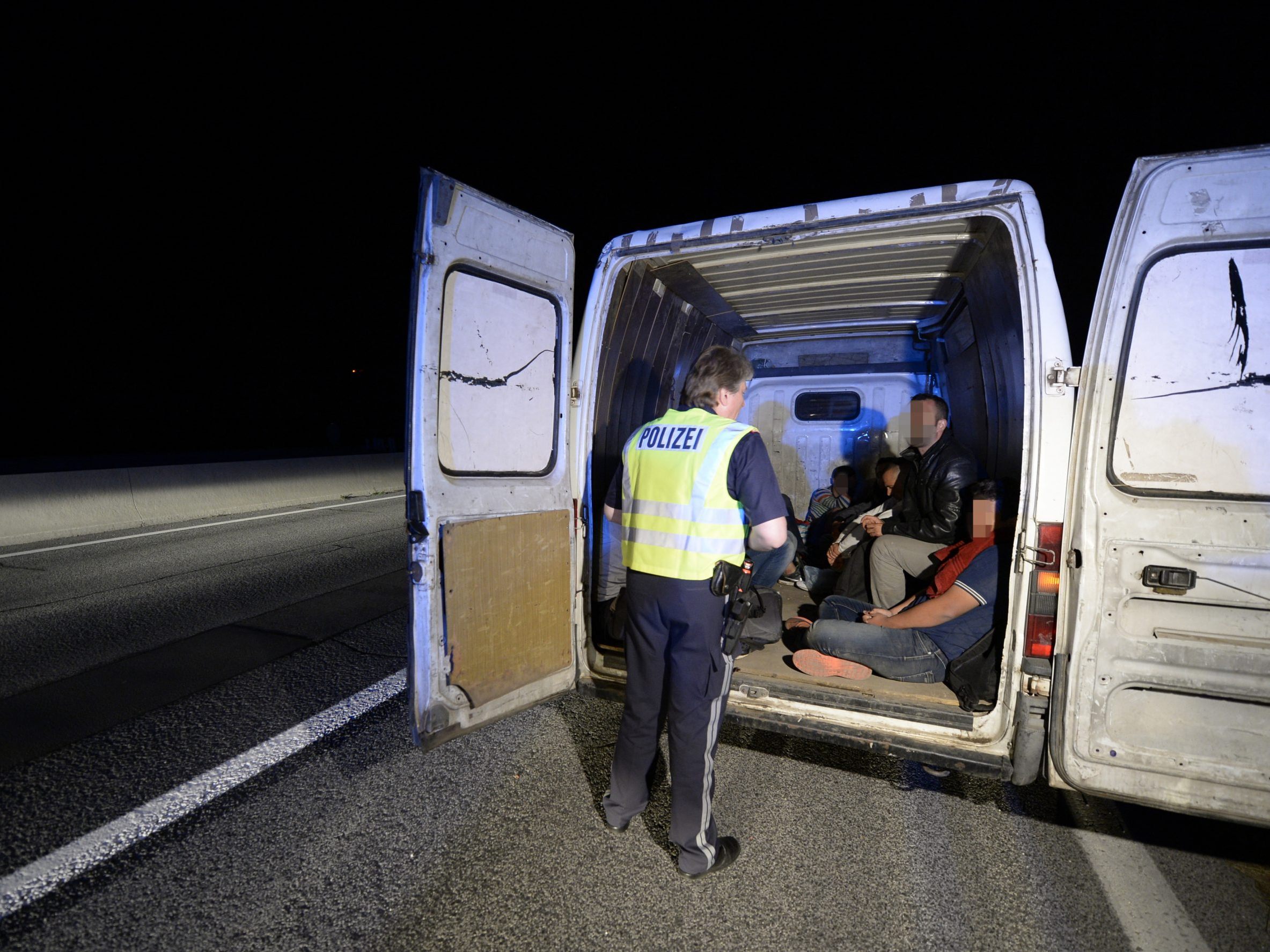 Die Polizei fand 2023 14 Personen im Fahrzeug des Schleppers.