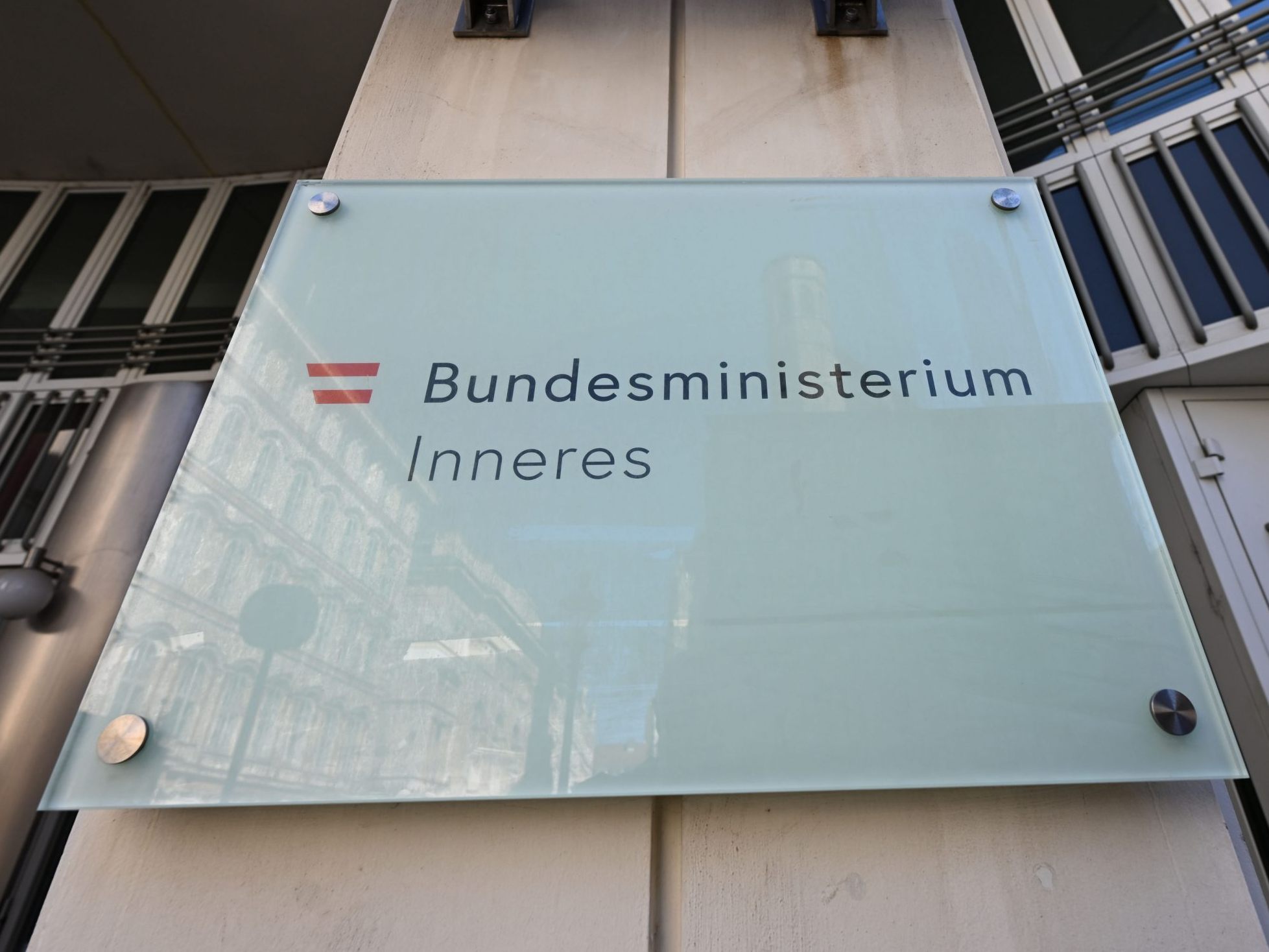 Das Innenministerium beantwortete 100 Anfragen an einem Tag.