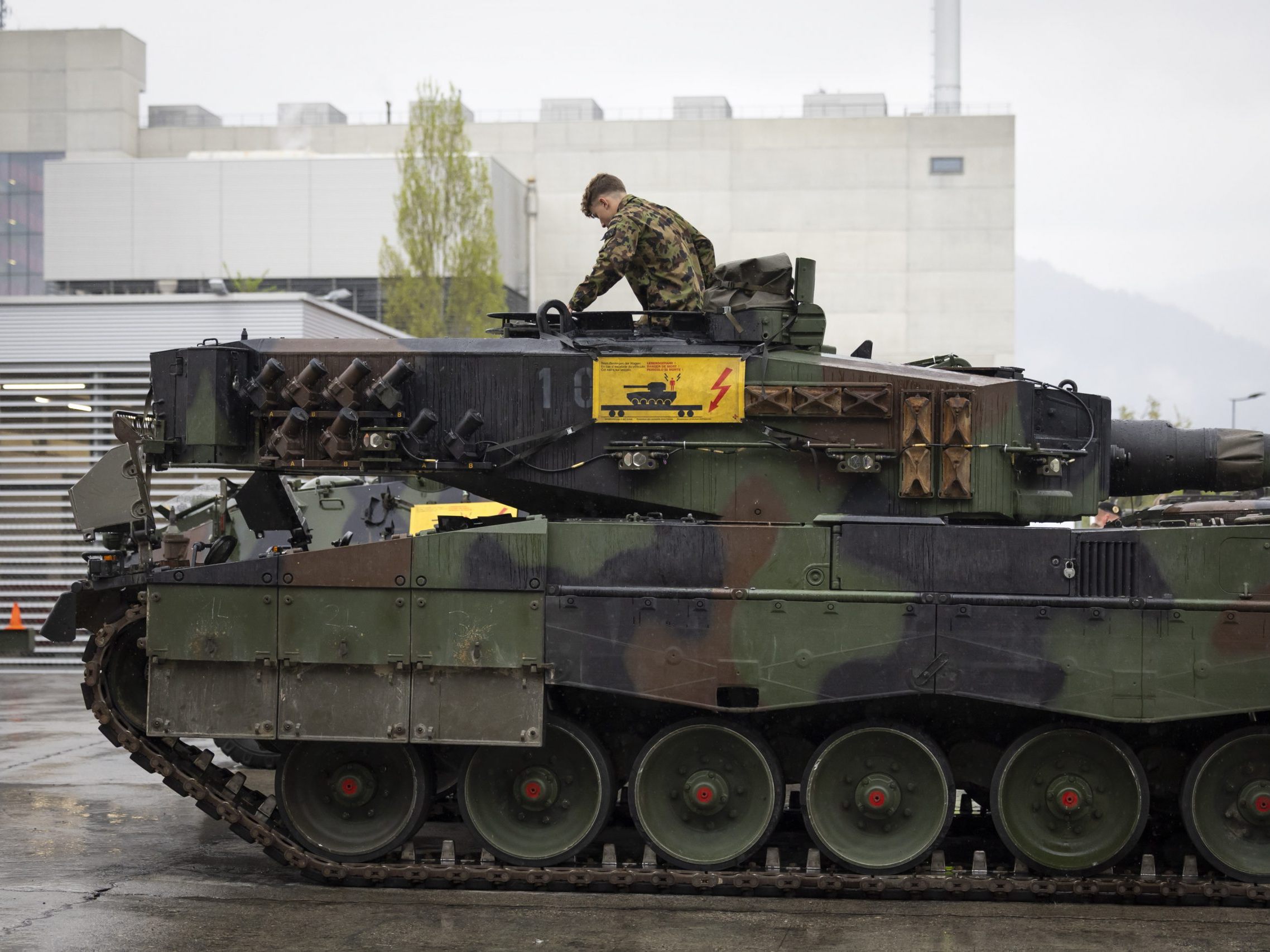 Unter anderem mit diesem Panzerfahrzeug nimmt das Schweizer Militär an der Übung TRIAS25 teil.