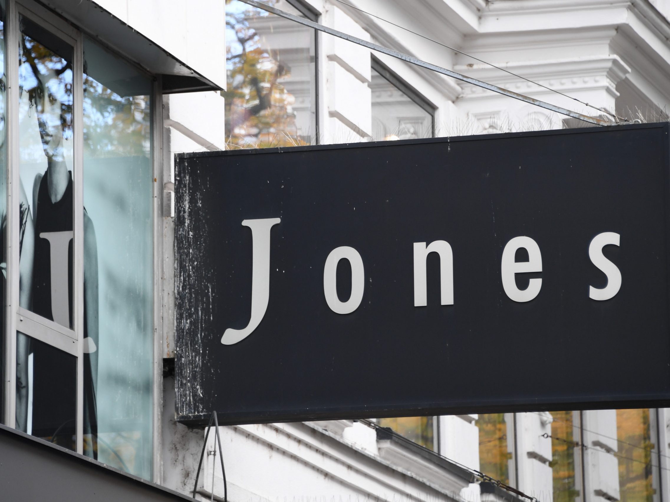 "Wir bräuchten jedes Jahr 10 bis 15 Prozent Umsatzplus, um die Kosten zu stemmen", so der Jones-Chef zum "Kurier".