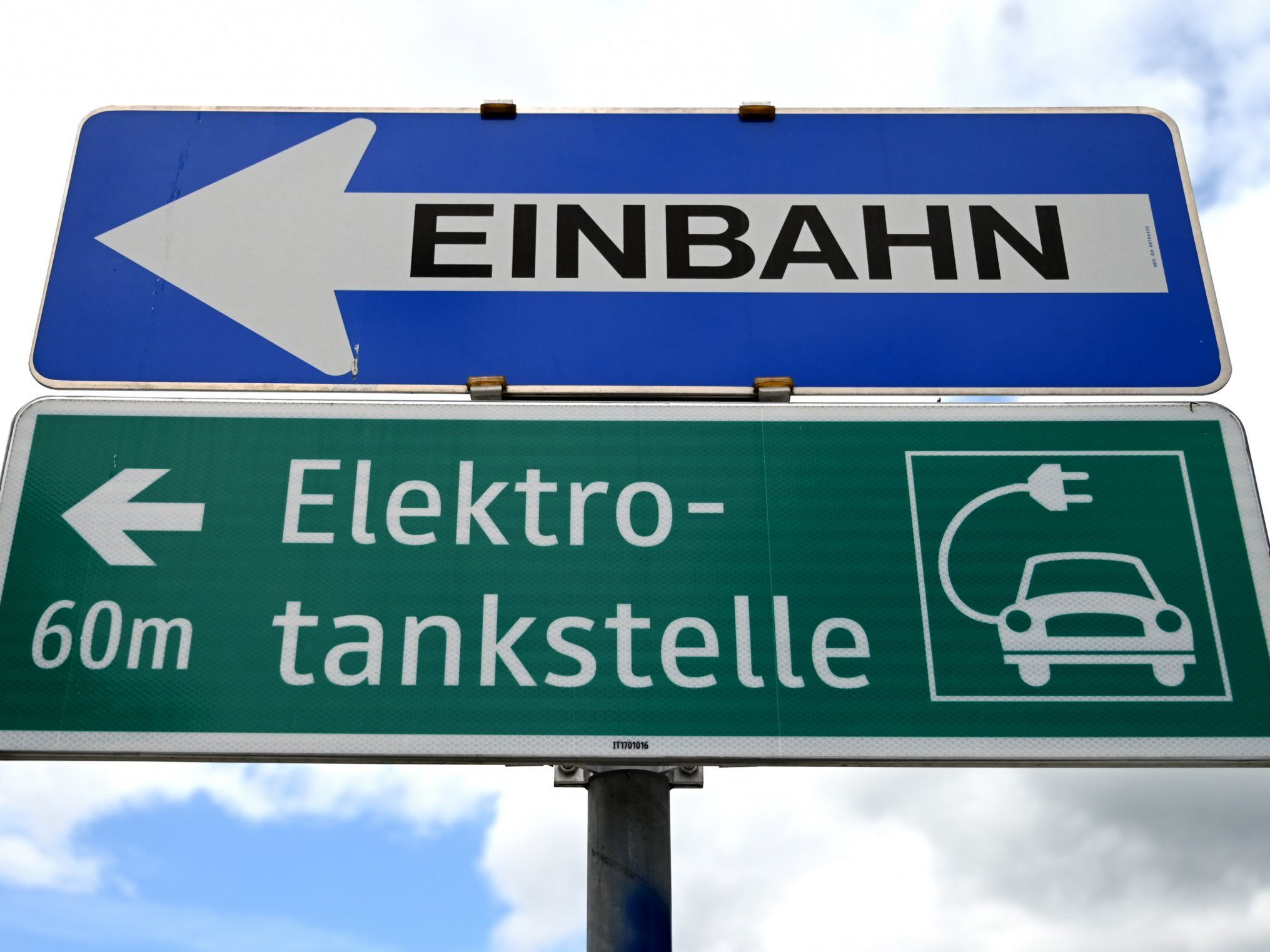 Der VCÖ fordert den Ausbau von E-Ladestellen in Tourismusgebieten.