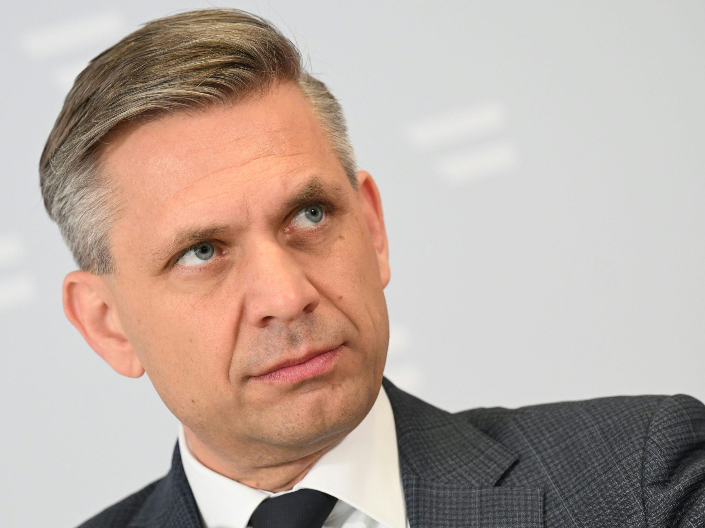 Hattmannsdorfer kündigt strengere Kontrollen für den Onlinehandel an. Hattmannsdorfer kündigt strengere Kontrollen für den Onlinehandel an.