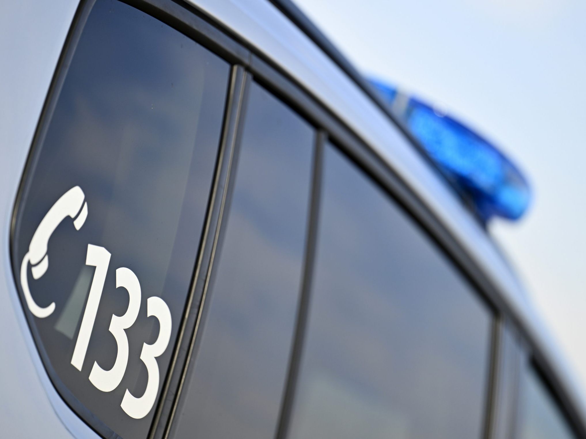 Die Polizei sucht nach dem flüchtigen Autolenker.