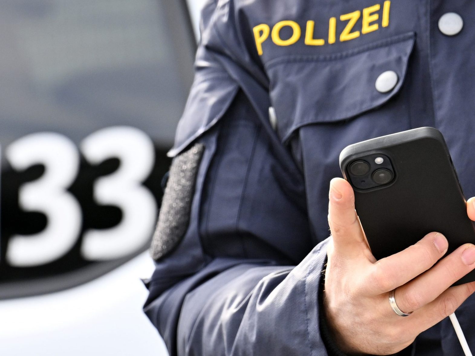 Der 22-Jährige beschädigte bei dem Unfall auch mehrere geparkte Fahrzeuge. Der 22-Jährige beschädigte bei dem Unfall auch mehrere geparkte Fahrzeuge.