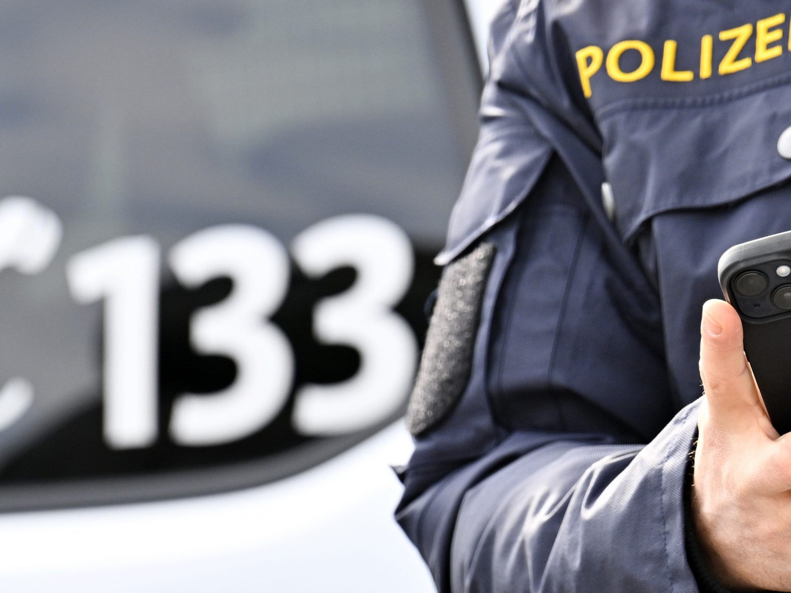 Ermittlungen gegen den flüchtigen zweiten Tatverdächtigen sind im Gange.