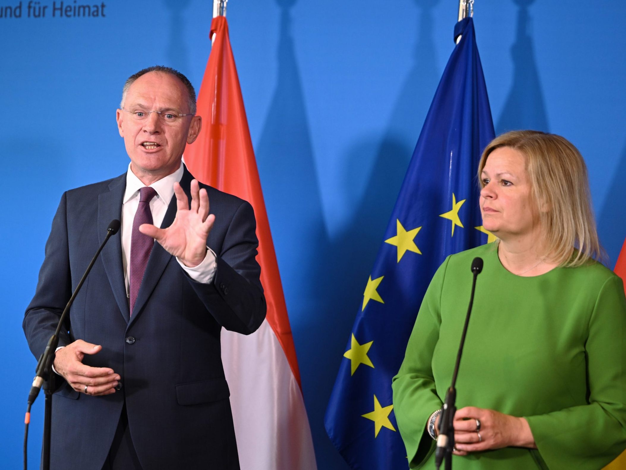 Innenminister Gerhard Karner (ÖVP) ist zusammen mit seiner deutschen Amtskollegin Nancy Faeser am Sonntag zu einem unangekündigten Besuch in Syrien eingetroffen.