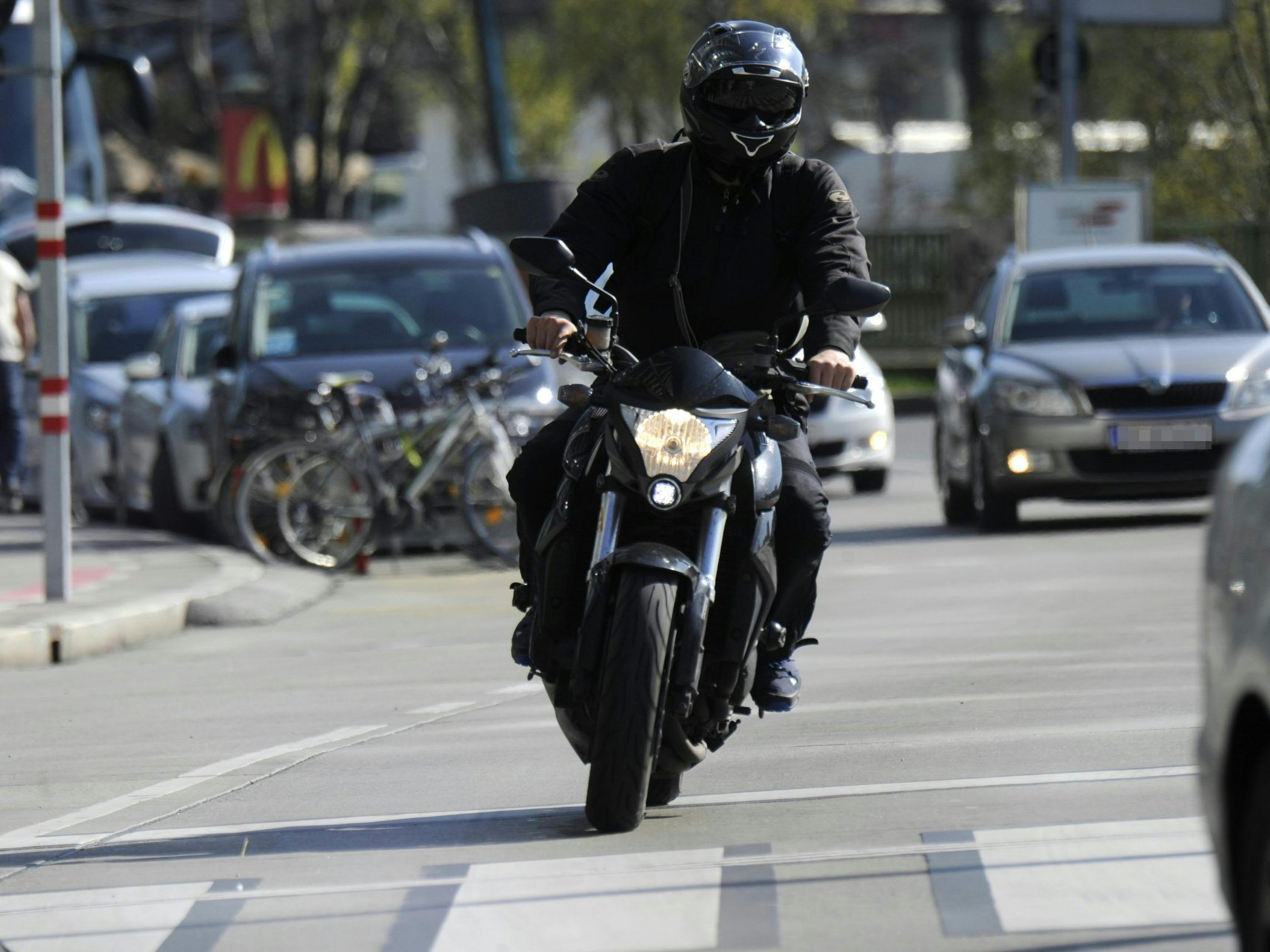 Das Tempo von Motorrädern wird vor Kreuzungen massiv unterschätzt.