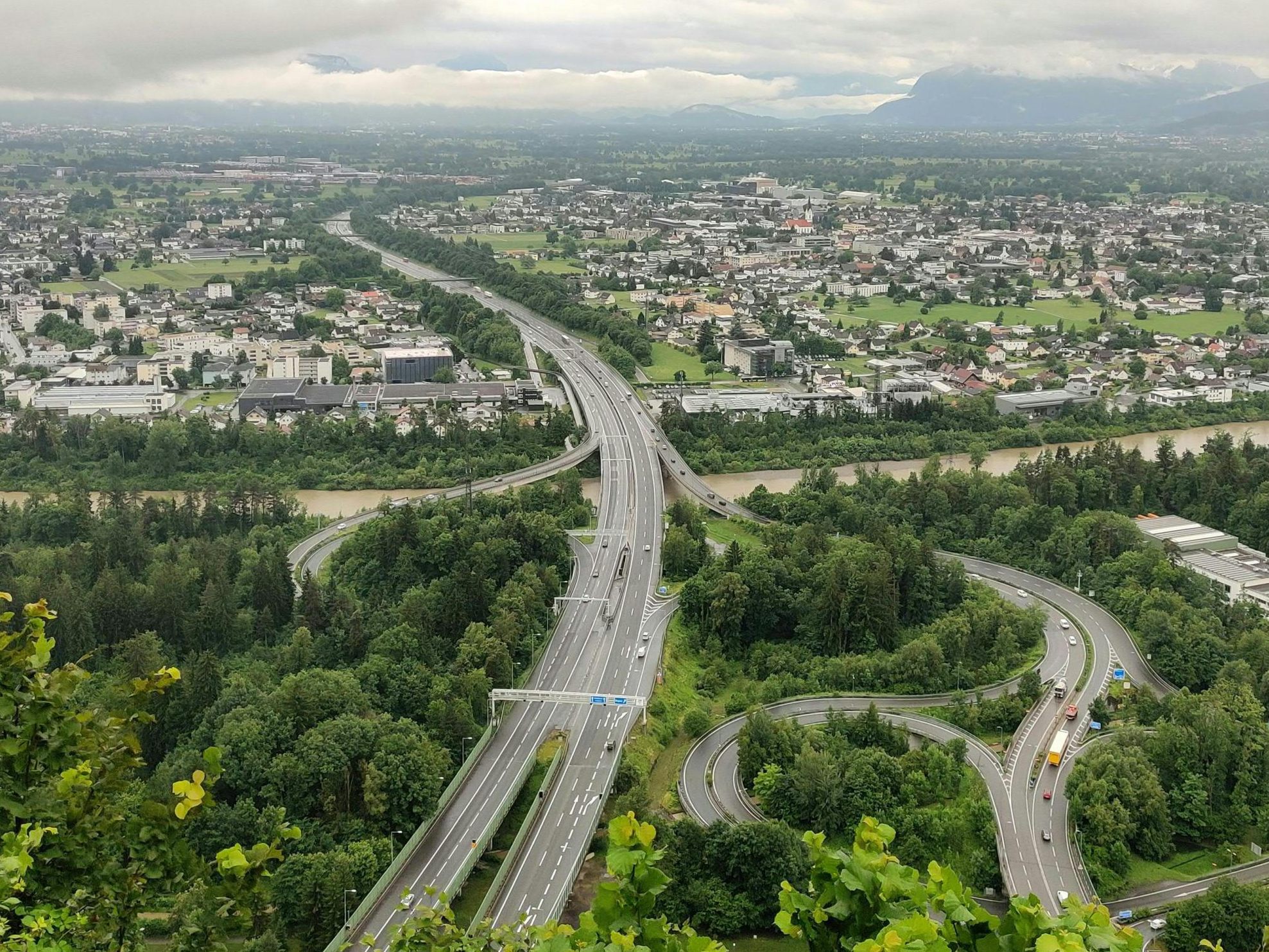 Das Vorarlberger Rheintal leidet unter großem Verkehrsaufkommen (SYMBOLBILD) Das Vorarlberger Rheintal leidet unter großem Verkehrsaufkommen (SYMBOLBILD)