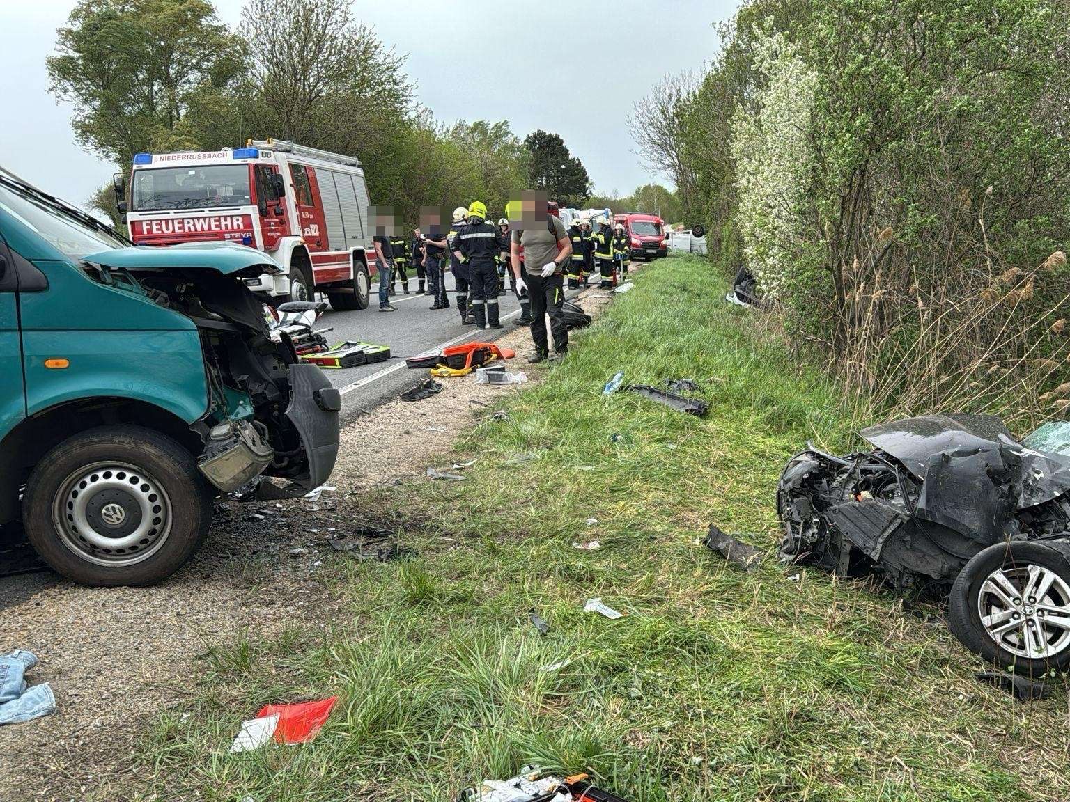 Ein Kleinbus und drei Pkw waren in den Unfall involviert.