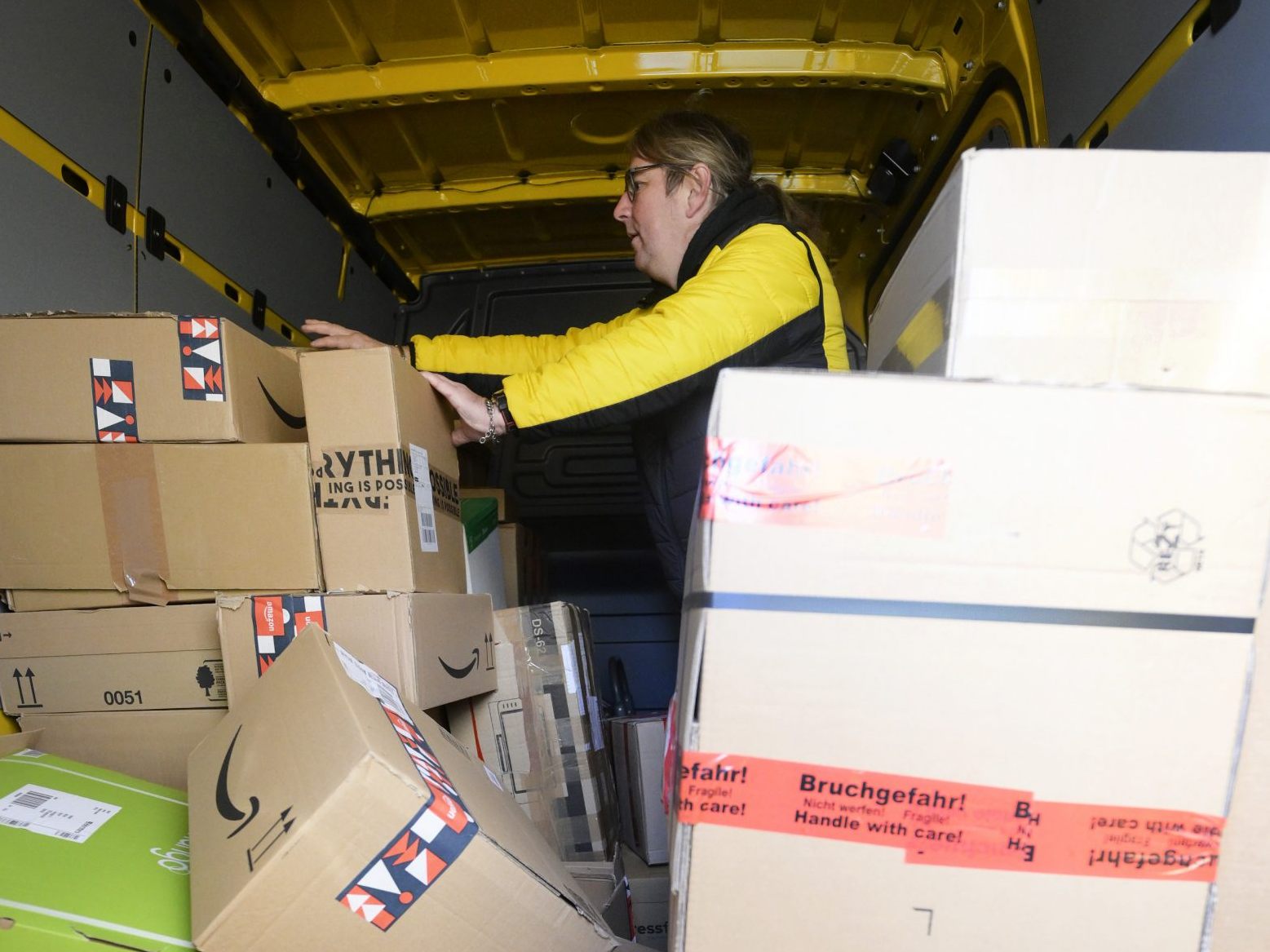 Die Post-Mitarbeiter erhalten ab Juli 2,8 Prozent mehr.