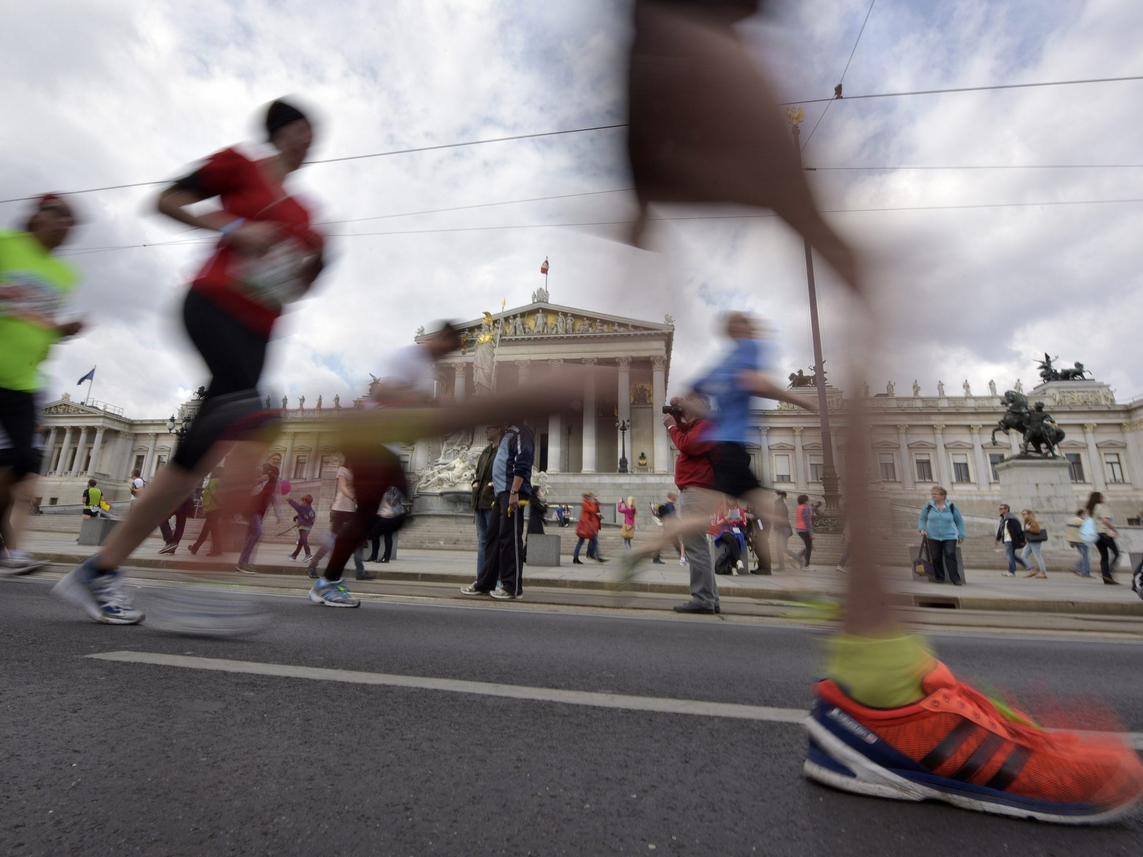 Das Wetter beim 42. Vienna City Marathon verläuft kühl und windig.