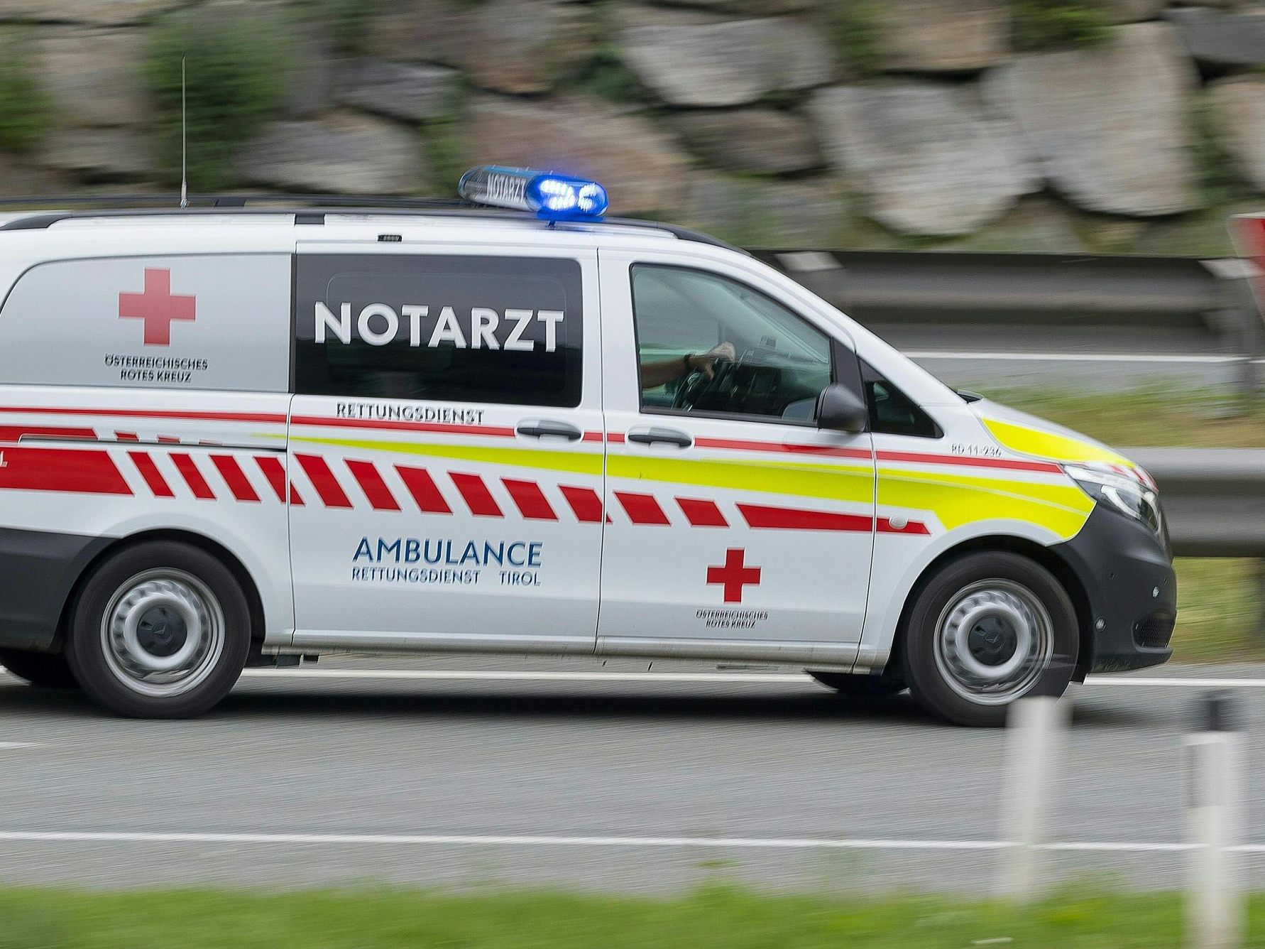 Der Mann wurde aus dem Fahrzeug geschleudert und unter dem Traktor eingeklemmt. Der Mann wurde aus dem Fahrzeug geschleudert und unter dem Traktor eingeklemmt.