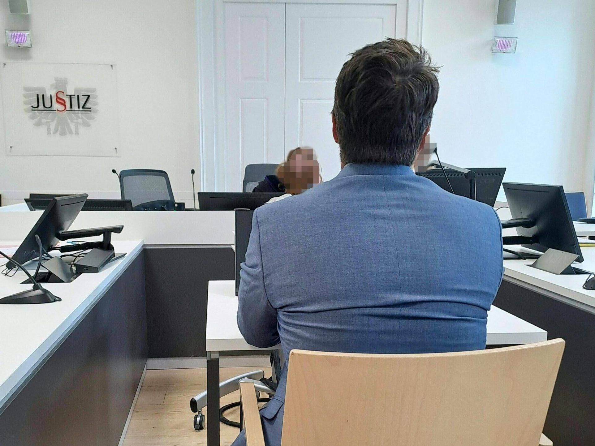 Der Mann wurde wegen Fälschung besonders geschützter Urkunden und Erschleichung eines Amtes rechtskräftig schuldig gesprochen. Der Mann wurde wegen Fälschung besonders geschützter Urkunden und Erschleichung eines Amtes rechtskräftig schuldig gesprochen.