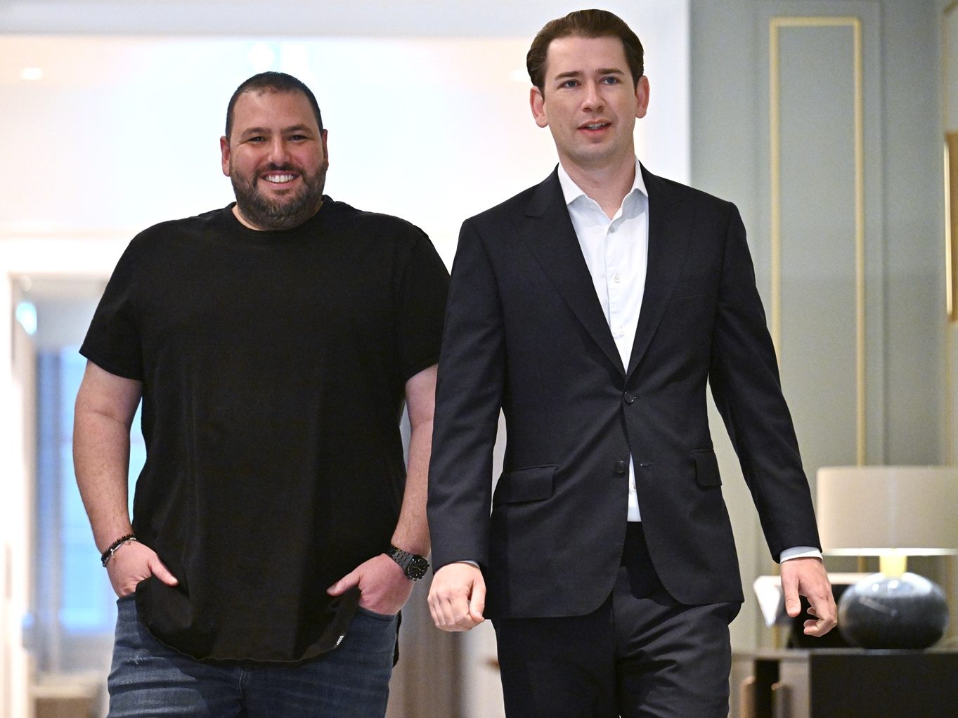 Kurz (rechts) neben seinem Geschäftspartner Hulio. Kurz (rechts) neben seinem Geschäftspartner Hulio.