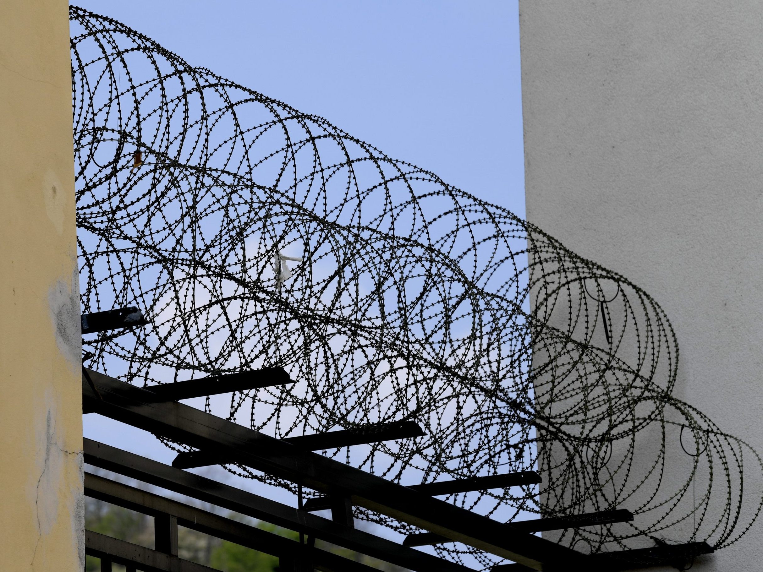 Weil er seine Freundin spitalsreif geschlagen hat, muss ein Mann in Haft.