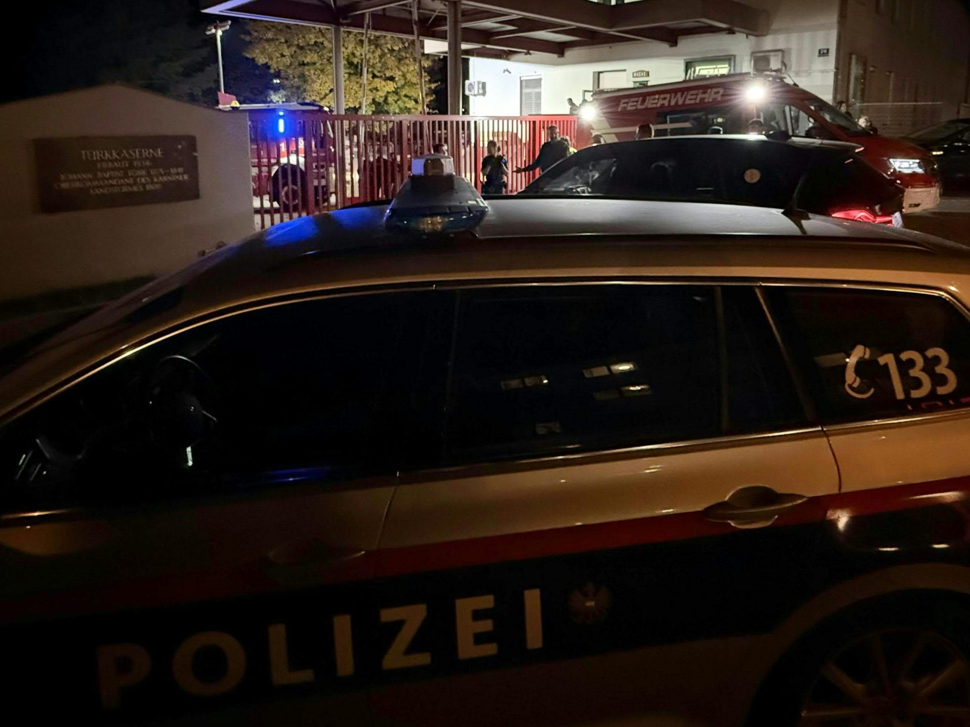 In der Kärntner Türk-Kaserne ist ein Grundwehrdiener von seinem Kollegen angeschossen und tödlich verletzt worden.