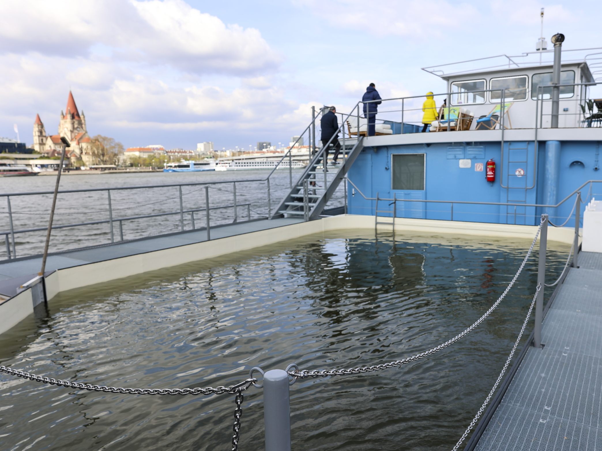 Blick auf die schwimmende Aufzuchtstation für Donaustöre in Wien.