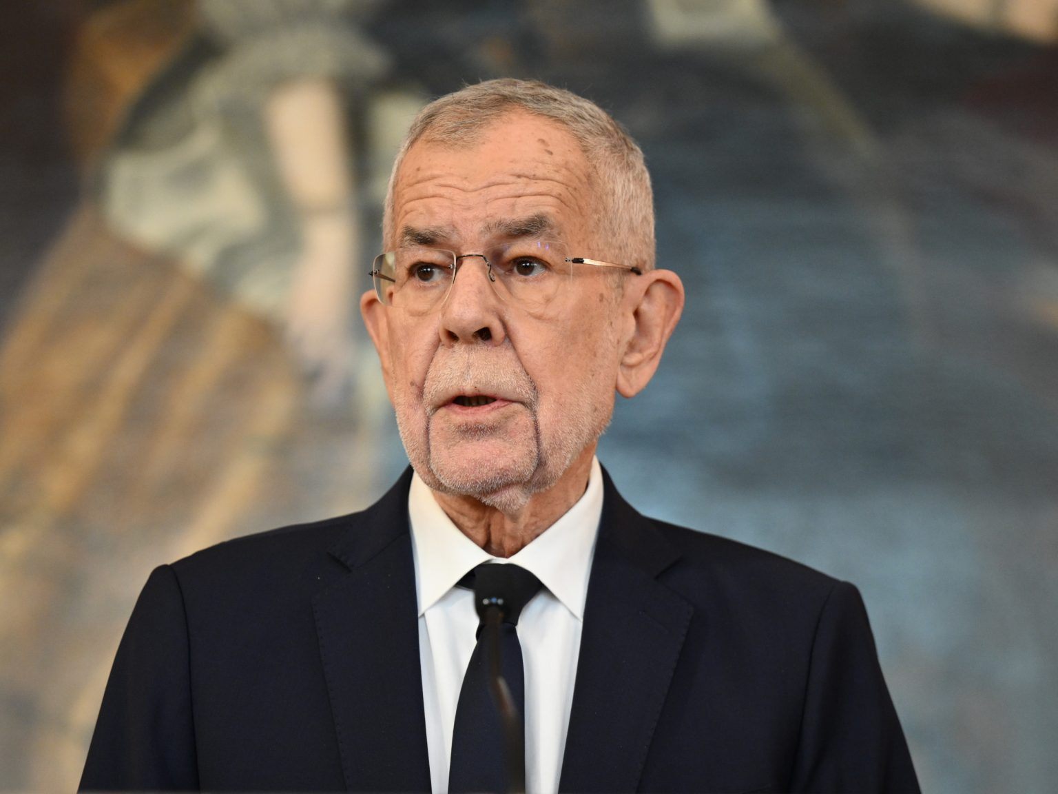 Van der Bellen gelobte elf Regierungsmitglieder erneut an. Van der Bellen gelobte elf Regierungsmitglieder erneut an.