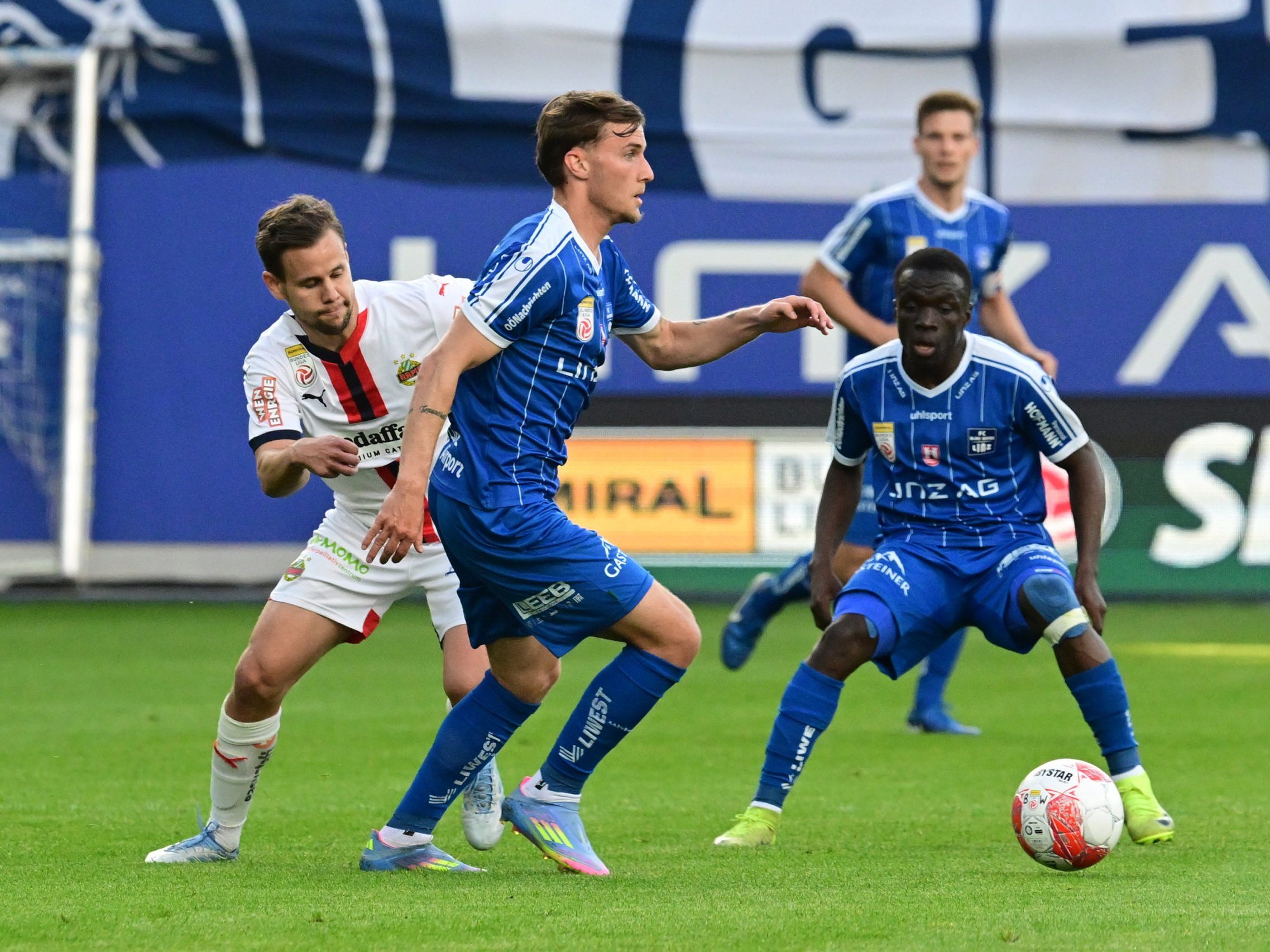Rapid musste sich mit 1:2 gegen Blau-Weiß Linz geschlagen geben. Rapid musste sich mit 1:2 gegen Blau-Weiß Linz geschlagen geben.