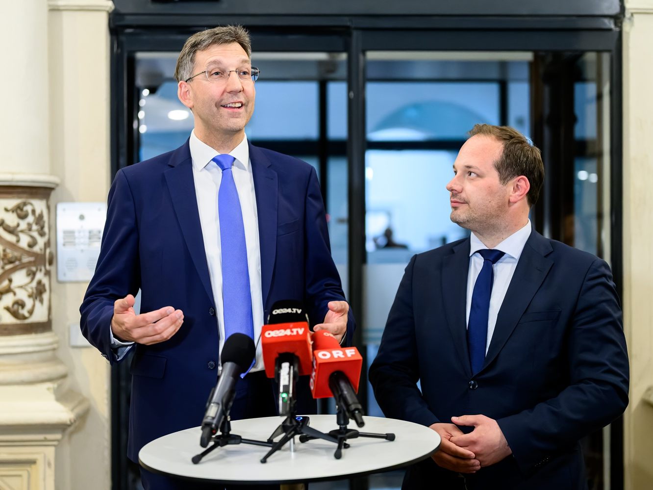 Figl (links) neben Resch. Figl (links) neben Resch.