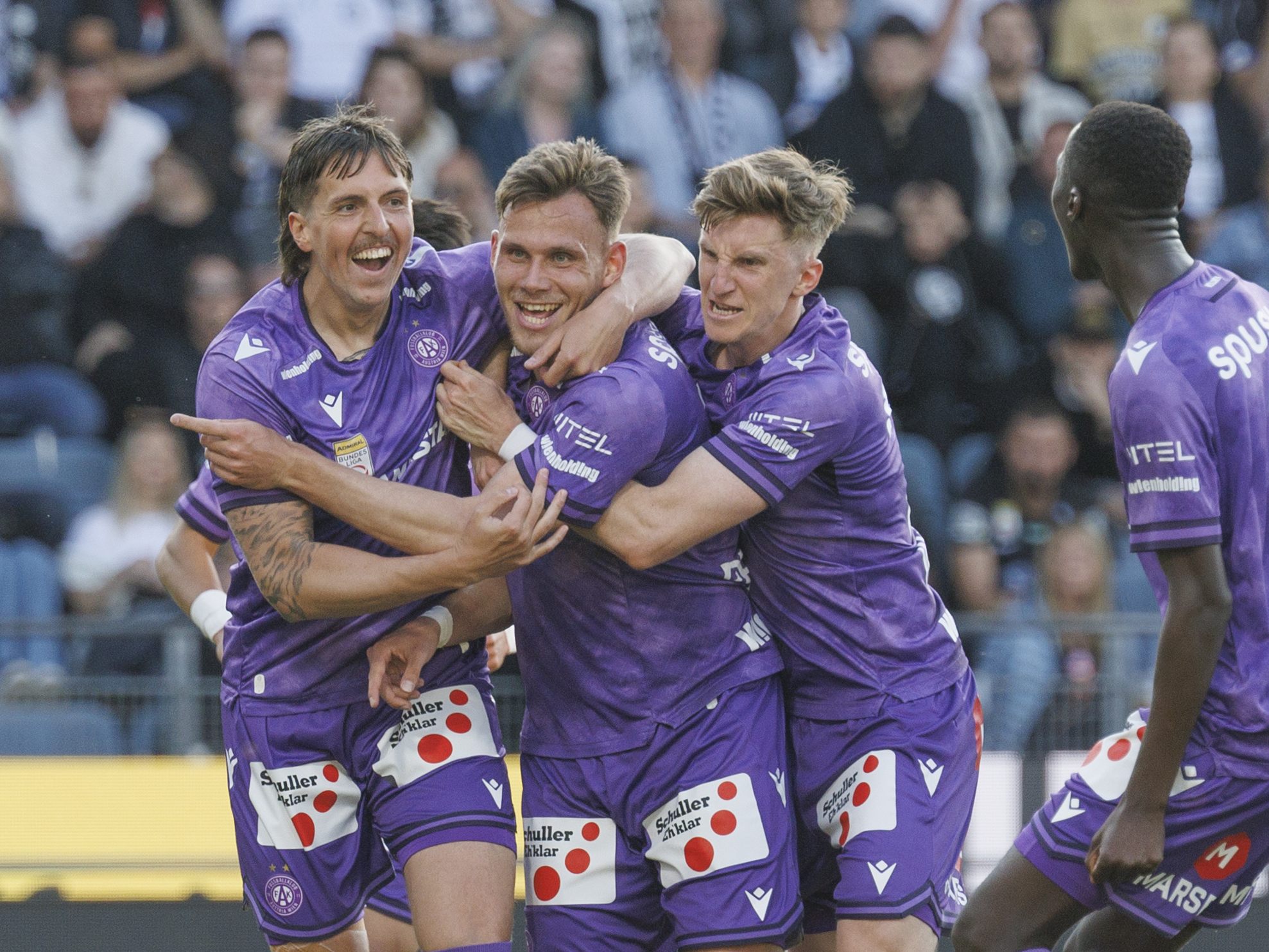 Prelec (2.v.l.) katapultierte Austria gegen Sturm an Tabellenspitze.