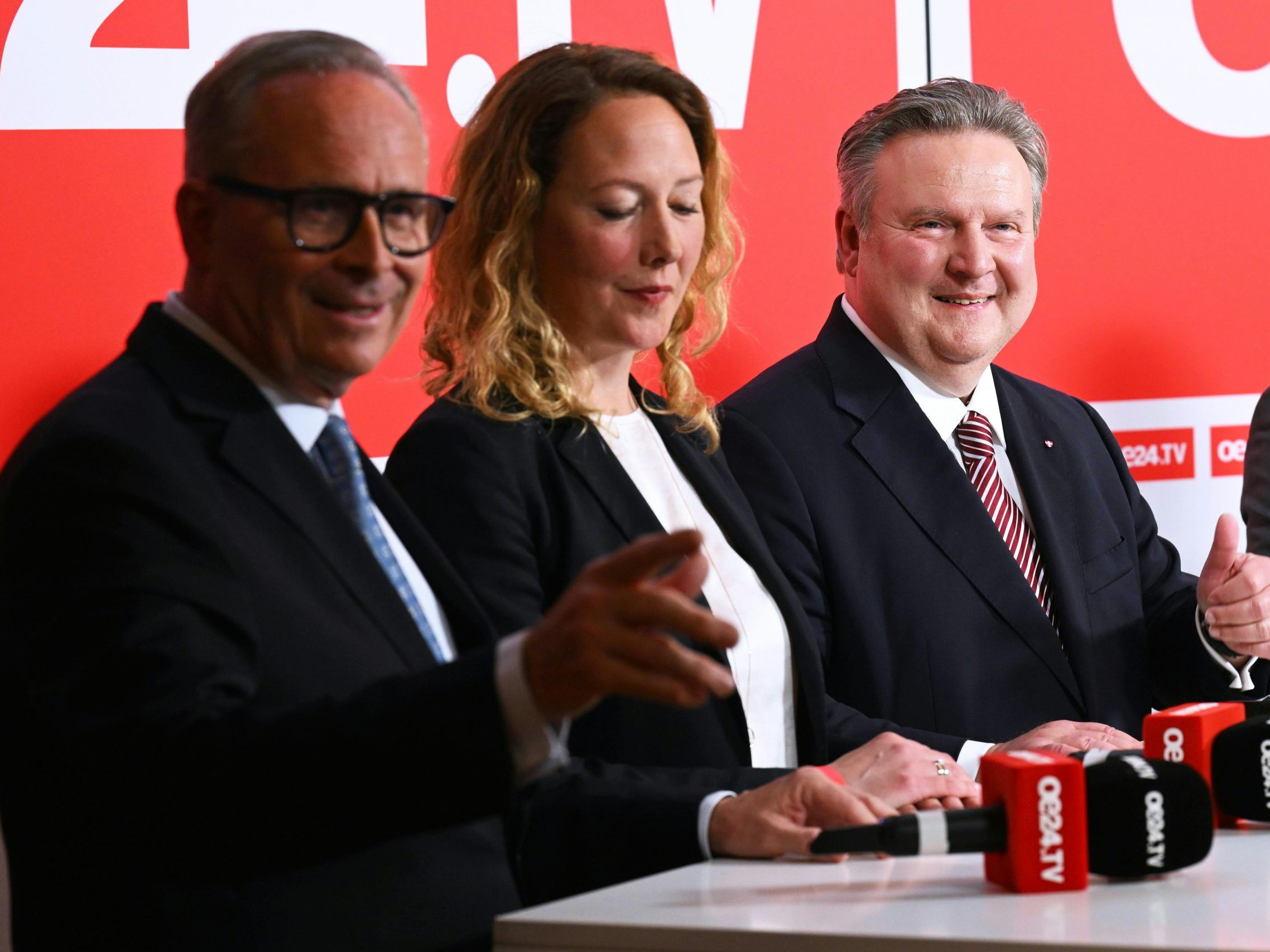 Die roten, türkisen und grünen Hochburgen auf Bezirksebene bleiben bestehen.